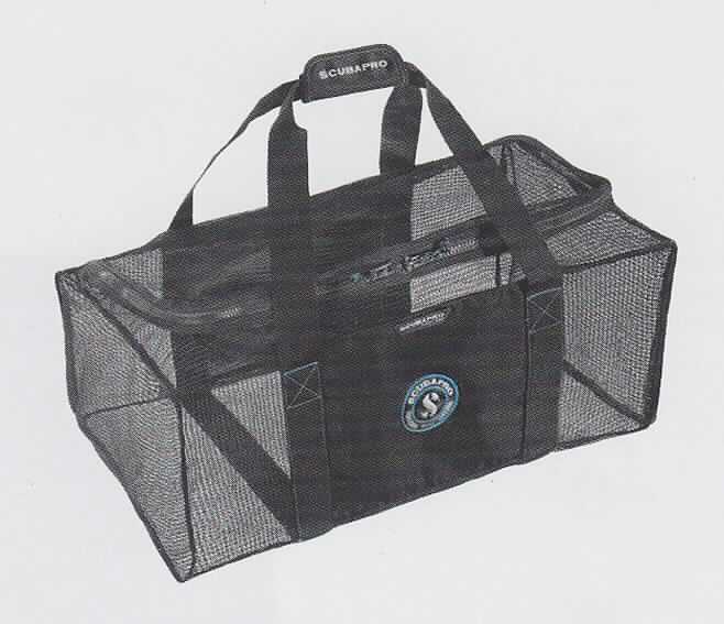 Konfektioniertes Netz, sog. Netztasche Mesh Bag, Marke SCUBAPRO, Foto siehe Anlage, 
- verpackt in einem Polybeutel,
- quaderförmig, in den Abmessungen von ca. 70 cm (L) x 40 cm (H) x 28 cm (B), nicht formstabil,
- aus ca. 1 mm dicken, einfarbigen Gewirken aus laut Antrag 100 % Nylon (synthetischer Spinnstoff),
  augenscheinlich nicht aus Bindfäden, Seilen oder Tauen,
- mit offenen, nicht verschiebbaren Zellen (Durchmesser: ca. 4 mm),
- auf den Längseiten mit ca. 28 cm x 26 cm breiten eingenähten Zuschnitten aus Geweben der Position 5903,
- mit zwei Tragegurten aus Geweben aus Spinnstoffen ausgestattet, 
- mit einem über drei Seiten umlaufenden Doppelreißverschluss zu öffnen, 
- innen mit einem Reißverschlussfach, ansonsten ohne weitere Einteilung oder Ausstattung, 
- durch Zusammennähen konfektioniert,
- insbesondere im Hinblick auf den Umfang bestimmen das Netz den Charakter der Ware,
- dient laut Antrag der Aufnahme von Tauchutensilien,
- wird als konfektionierte Ware aus Netzstoffen nicht von der Position 4202 erfasst.

"Konfektioniertes Netz, aus synthetischen Spinnstoffen, kein Fischernetz, aus Nylon, nicht aus Bindfäden, 
 Seilen oder Tauen"