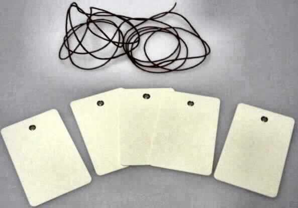 Papiergarn, sog. Papierkordel, siehe Foto,
- aus einem in Längsrichtung gedrehten Papierstreifen,
- ungezwirnt,
- nicht mit Metalldraht verstärkt (somit kein Bindfaden der Position 5607),
- soll als Band für Papieranhänger dienen.

"Papiergarn"