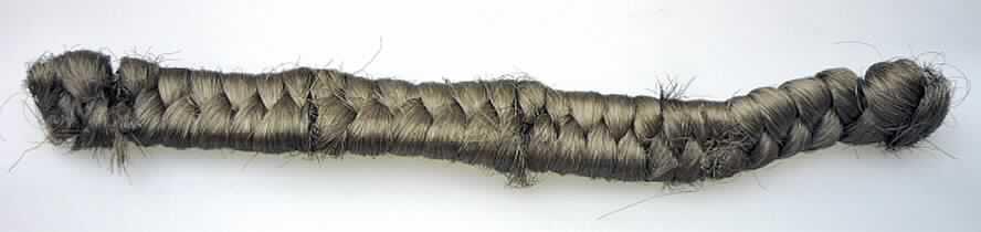 Tierhaare, für die Herstellung von Perücken zugerichtet, sog. Haarkrepp, Foto siehe Anlage,
- Krepp, bestehend aus einer Unterlage aus zwei parallel gelegten Schnüren,
- mit einem Florband aus Tierhaaren (laut Antrag Büffelhaar) umschlungen,
- mit dem Aussehen eines Geflechts,
- Meterware mit einer Länge von 2 Meter und einem Gewicht von ca. 100 Gramm,
- gilt als zur Herstellung von Perücken und ähnlichen Waren aufbereitet.

"Tierhaare, für die Herstellung von Perücken und ähnlichen Waren zugerichtet"