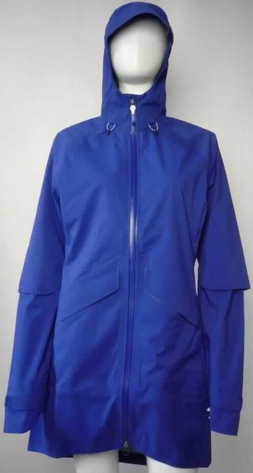 Mantel, sog. Parka 3L logic all weather, Art. 525651, Größe S, Foto siehe Anlage,
- aus einem ca. 0,4 mm dicken, dreilagigen Flächenerzeugnis der Position 5903 (somit kein Parka) mit einer 
  Außenlage aus einfarbigen Geweben, einer Innenlage aus einfarbigen, durchbrochen gearbeiteten Gewirken (beide 
  Flächenerzeugnisse laut Antrag aus 100 % Chemiefasern) und einer Zwischenlage aus einer Kunststofffolie 
  (kein Zellkunststoff), die durch die durchbrochen gearbeiteten Gewirke wahrnehmbar ist,
- teilweise leicht gefüttert,
- bis über den halben Oberschenkel reichend (Rückenlänge: ca. 89 cm), hinten leicht abgerundet und vorn 
  ca. 9 cm kürzer gearbeitet,
- mit einer angesetzten Kapuze mit Tunnelzug, 
- vorn mit einer durchgehenden Öffnung mit Reißverschluss, am Kapuzenrand mit einer kurzen Überlappung von
  links über rechts (Männerkleidung),
- mit langen Ärmeln, die im Ellbogenbereich mit "Belüftungsschlitzen" ausgestattet und an den Abschlüssen mit 
  Riegeln zu verengen sind, 
- hinten im Taillenbereich elastisch verengt und mit einem "Belüftungsschlitz" versehen,
- vorn mit zwei eingesetzten Taschen mit Reißverschluss und Patte unterhalb der Taille, 
- im Bereich der Taille und am unteren Rand mit einem verengenden Tunnelzug ausgestattet,
- die Gewebe der Außenlage verleihen der Ware insbesondere im Hinblick auf das äußere Erscheinungsbild ihren
  wesentlichen Charakter.

"Kleidung aus Erzeugnissen der Position 5903, aus Geweben, von der Art der in den Unterpositionen 6201 11 bis 
 6201 19 genannten Waren"