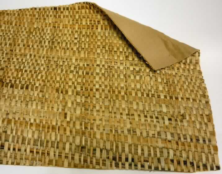 Nach den Antragsangaben und der vorliegenden Warenprobe handelt es sich um eine Meterware aus pflanzlichen Flechtstoffen (Bambus) und Polyurethan. Die als Abschnitt vorliegende Ware besteht aus einem Gewebe aus unterschiedlich breiten Bambusstreifen (Kette ca. 0,2 bis 0,7 cm und Schuss ca. 0,2 bis 0,4 cm breit) und ist auf der Rückseite mit einem dünnen Gewirke aus Spinnstoffen beklebt. Das so genannte Keilbezugsmaterial wird auf Keilabsätzen von Schuhen geklebt. Das Gewebe aus Bambus (Flechtstoff) bildet die Außenseite.

Im Hinblick auf Umfang und die Verwendung bestimmt das Gewebe aus Bambus den wesentlichen Charakter der Ware.

Zolltariflich handelt es sich um eine Matte aus pflanzlichen Flechtstoffen aus Bambus, 
andere als aus Geflechten oder ähnlichen Waren aus Flechtstoffen.