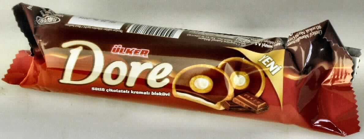 Kekse mit Vanillecreme und Schokoladenüberzug

Antragsangaben:
87-2 Ülker Dore Kekse 93 g

Stärke/Glucose: 21,56 %
Zucker: 24,7 %
Milchfett: 0,72 %
Milchprotein: 1,76 %

Beschreibung der vorgelegten Warenprobe:
Bunt bedruckte Kunststoffschlauchfolienbeutel mit Angaben zum Produkt (Biscuit with Milk Chocolate and 
Cream) und zu den Zutaten (Wheat Flour, 19 % Cream (Sugar, Vegetable Fat, Skimmed Milk Powder, Lac-
tose, Emulsifier, Salt, Flavourings), 16 % Milk Chocolate (Sugar, Cocoa Butter, Milk Powder, Cocoa Mass, Emulsifier, Flavouring, Cocoa Solids Minimum 36%), Vegetable Fat, Sugar, Egg, Glucose Syrup, Milk Pow-
der, Salt, Emulsifier, Flavouring, Raising Agents); darin runde, hellbraune Kekse (Durchmesser ca. 3,8 cm) 
mit einer zentralen, mit weißer Fettcreme gefüllten Vertiefung und einer weiteren ringförmigen, mit weißer 
Fettcreme und oben brauner Milchschokolade gefüllten Vertiefung; Geschmack nach Mürbegebäck mit Milchschokolade und Vanillefettcreme, süß. 

Wassergehalt im Keksanteil*: 12 GHT oder weniger
Fettgehalt im Keksanteil*: 35 GHT oder weniger 
Stärke/Glucose**: 25 bis weniger als 50 GHT
Saccharose/Invertzucker/Isoglucose***: 5 bis weniger als 30 GHT
Milchfett****: weniger als 1,5 GHT
Milchprotein****: weniger als 2,5 GHT

*: abgeleitet aus den Antragsangaben
**: festgestellt gemäß VO (EG) 900/2008, VO (EU) 118/2010 
***: festgestellt gemäß VO (EG) 900/2008
****: Antragsangaben

Backware, kakaohaltig, gesüßte Kekse, teilweise mit kakaohaltigen Überzugsmassen bedeckt, in unmittelbaren 
Umschließungen mit einem Gewicht des Inhalts von mehr als 85 g