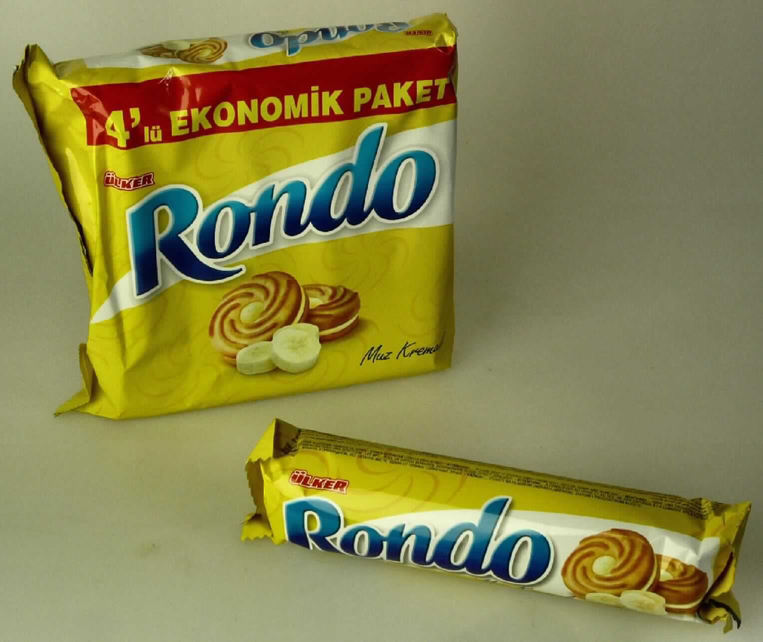 Doppelkekse mit Bananen-Cremefüllung

Warenbezeichnung laut Antrag:
127-3 Ülker Rondo Doppelkekse mit Cremefüllung mit Bananengeschmack 300 g
127-4 Ülker Rondo Doppelkekse mit Cremefüllung mit Bananengeschmack 75 g (127-6 Umverpackung)

Beide Artikel haben die gleiche Rezeptur und Geschmacksrichtung. Nur die Verpackungsgröße ist unterschiedlich.

Milchfett 0,02 - 0,03 %
Milchprotein 0,4 - 0,5 %
Stärke/Glucose 37 -39 %
Zucker 26 - 28 %

Beschreibung der vorgelegten Warenprobe:
Bunt bedruckte Kunststoffschlauchfolienbeutel mit Angaben zum Produkt (Doppelkekse mit Cremefüllung) und 
zu den Zutaten (Weizenmehl, 25 % Cremefüllung (Zucker, pflanzliches Fett, Maisstärke, Milchpulver, 1 % Ba-nanenpulver, Aroma, Emulgator, Farbstoff), pflanzliches Fett, Zucker, Fructosesirup, Glucosesirup, Salz, Mol-kenpulver, Milchpulver, Backtriebmittel, künstliches Aroma); darin runde, hellbraune, spiralförmig gemusterte Doppelkekse (Durchmesser ca. 4 cm) mit einer weißlichen Cremefüllung; Geschmack nach Mürbegebäck 
und Bananenfettcreme, süß. 

Wassergehalt im Keksanteil*: 12 GHT oder weniger
Fettgehalt im Keksanteil*: 35 GHT oder weniger 
Stärke/Glucose**: 25 bis weniger als 50 GHT
Saccharose/Invertzucker/Isoglucose***: 5 bis weniger als 30 GHT
Milchfett****: weniger als 1,5 GHT
Milchprotein****: weniger als 2,5 GHT

*: abgeleitet aus den Antragsangaben
**: festgestellt gemäß VO (EG) 900/2008, VO (EU) 118/2010 
***: festgestellt gemäß VO (EG) 900/2008
****: Antragsangaben

Backware, Kekse gesüßt, ohne kakaohaltigen Überzug, mit einem Gehalt an Milchfett von weniger als 8 GHT, 
Doppelkekse mit Füllung
