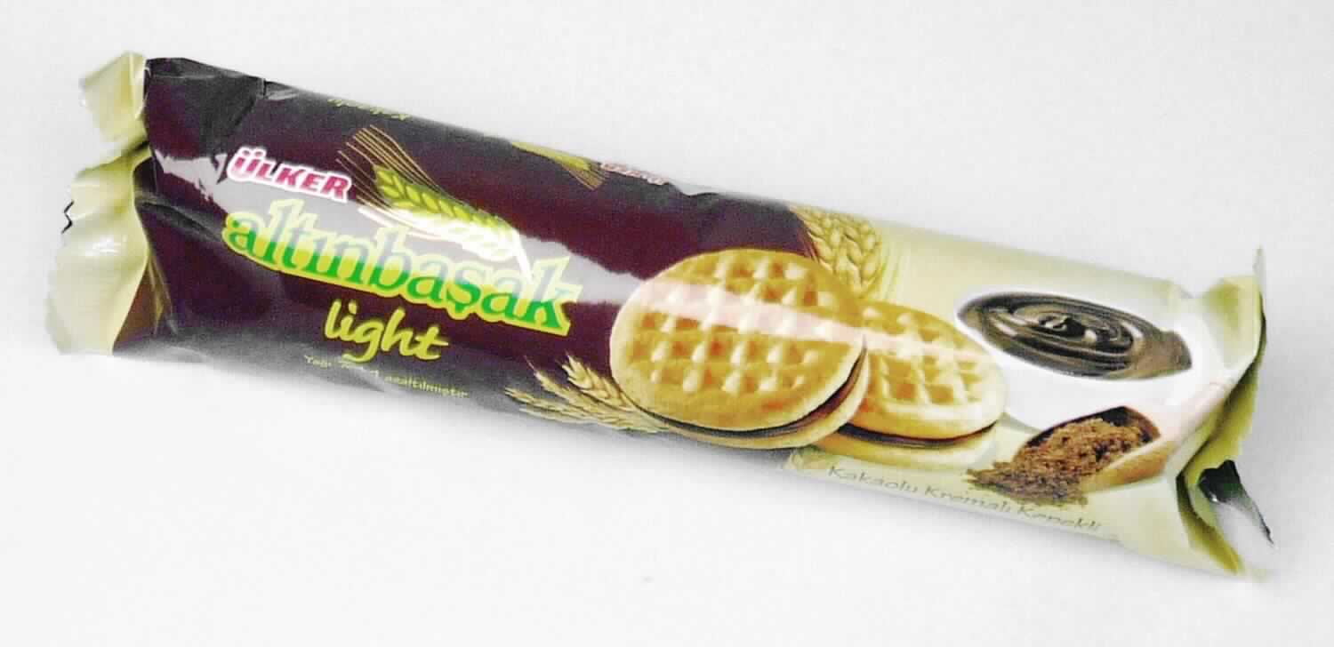 Doppelkekse mit Cremefüllung

Antragsangaben:
Vollkornkeks mit Schokoladencreme 81 g

Beschreibung des vorliegenden Warenmusters:
Bedruckter Kunststoffschlauchfolienbeutel; der Aufdruck enthält Angaben zum Erzeugnis (Light Sandwich 
Biscuits with Cocoa Cream and Wheat Bran; with Sweeteners; 81 g) und den Zutaten (siehe Feld 8); darin 
stapelförmig abgepackte runde, braune Doppelkekse mit Gitterprägung (Durchmesser ca. 4 cm, Dicker 
ca. 1,3 cm), gefüllt mit einer dunkelbraunen, kakaohaltigen Fettcreme; Geschmack nach Vollkornmürbe-
gebäck mit Kakaocreme, süß.

Wassergehalt im Keksanteil*: 12 GHT oder weniger
Fettgehalt im Keksanteil*: 35 GHT oder weniger
Stärke/Glucose**: 25 bis weniger als 50 GHT
Saccharose/Invertzucker/Isoglucose***: weniger als 5 GHT
Milchfett****: weniger als 1,5 GHT
Milchprotein****: weniger als 2,5 GHT

*: abgeleitet aus den Antragsangaben
**: festgestellt gemäß VO (EG) 900/2008, VO (EU) 118/2010 
***: festgestellt gemäß VO (EG) 900/2008
****: nach den Antragsangaben

Backware, Kekse gesüßt, ohne kakaohaltigen Überzug, mit einem Gehalt an Milchfett von weniger als 
8 GHT, Doppelkekse mit Füllung