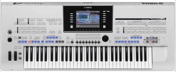Sog. Entertainer-Keyboard als elektronisches Keyboard in Form eines Musikinstruments mit
Klaviatur, bei dem der Ton elektrisch erzeugt wird, als Warenzusammenstellung mit Netzteil,
CD-ROM für einen PC (USB-MIDI Driver, Voice Editor), einer Notenablage und
Halteklammern, im Wesentlichen bestehend aus einem Gehäuse mit den Abmessungen von
ca. 1140 x 450 x 143 mm (Breite x Tiefe x Höhe), mit Tastatur (61 Tasten,
Anschlagdynamisch / Aftertouch Orgel), mehreren Bedienknöpfen, Reglern und Tasten für die
Einstellungen, einem LCD-Display zur Anzeige aller Einstellungen, einer internen Festplatte
(250 GB) und Anschlussmöglichkeiten für bspw. Kopfhörer, Lautsprecher, Pedale, LAN,
MIDI, USB.
Das Gerät verfügt über eine 128-fache Polyphonie und einen internen Sequenzer mit 16
Spuren.
Mit dem Gerät können keine eigenen Klangfarben erzeugt oder programmiert werden.
Es ist zusammen mit dem Zubehör für den Einzelverkauf aufgemacht und bestimmt im
Hinblick auf die Verwendung den Charakter der Warenzusammenstellung.

Die Ware ist als "Musikinstrument, bei dem der Ton elektrisch erzeugt wird, mit Klaviatur,
weder Orgel, noch Digital-Piano, noch Synthesizer" einzureihen.