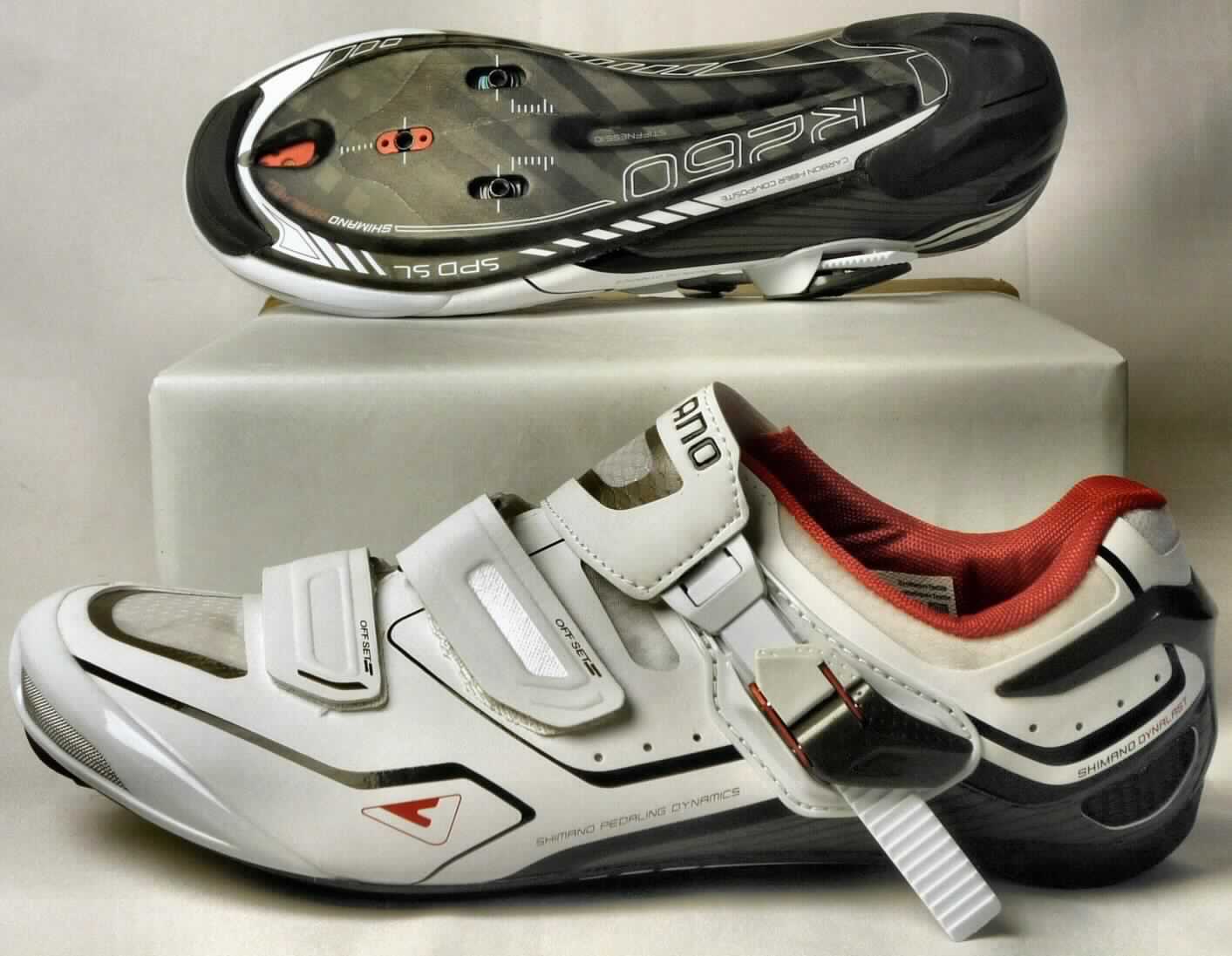 Radsportschuhe (lt. Antrag: "Handelsbezeichnung: Road"; Foto siehe Anlage)
- mit Laufsohlen aus (lt. Antrag) Kunststoff (mit eingearbeiteter Carbonfasereinlage),
- mit Oberteil aus Kunststoff (Spinnstoff mit einer mit dem bloßen Auge wahrnehmbaren Außenschicht aus 
  Kunststoff; den größten Teil der Außenfläche bildend) und Spinnstoff,
- auf das Oberteil sind Stücke aus Kunststoff als Verstärkungsteile aufgesetzt,
- mit Klett- und Ratschenverschluss,
- mit integrierter Pedalbefestigungsvorrichtung

"Sportschuhe mit Laufsohlen und Oberteil aus Kunststoff, andere als in der Position 6401 
und in den Unterpositionen 6402 1210 und 6402 1290 genannt"