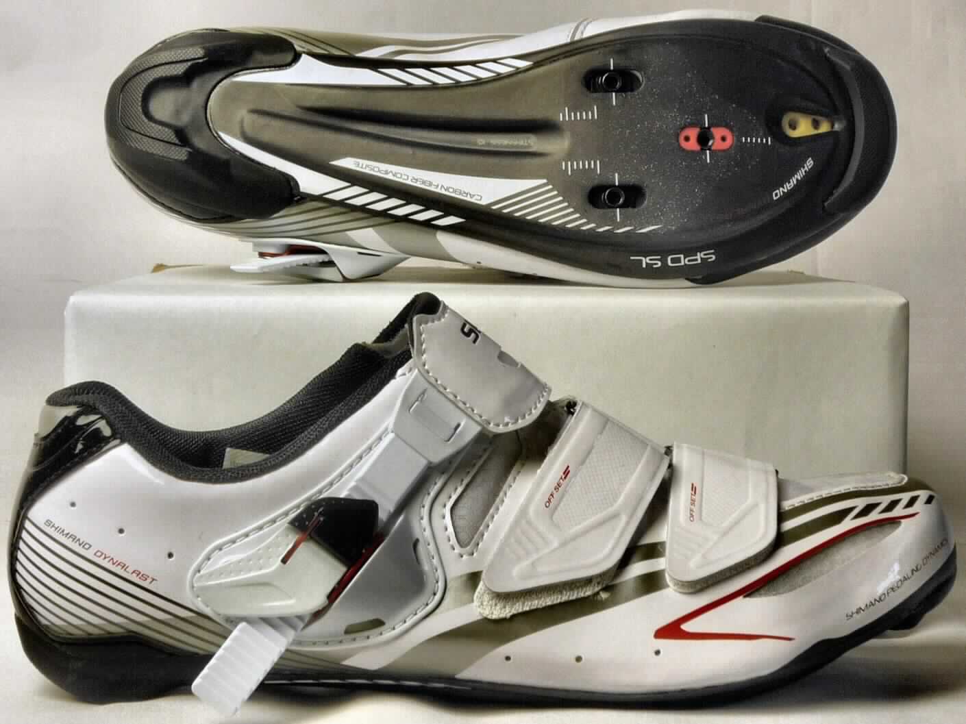 Radsportschuhe (lt. Antrag: "Handelsbezeichnung: Road Damen"; Foto siehe Anlage)
- mit Laufsohlen aus (lt. Antrag) Kunststoff (mit eingearbeiteter Carbonfasereinlage),
- mit Oberteil aus Kunststoff (Spinnstoff mit einer mit dem bloßen Auge wahrnehmbaren Außenschicht aus 
  Kunststoff; den größten Teil der Außenfläche bildend) und Spinnstoff,
- mit Klett- und Ratschenverschluss,
- mit integrierter Pedalbefestigungsvorrichtung

"Sportschuhe mit Laufsohlen und Oberteil aus Kunststoff, andere als in der Position 6401 
und in den Unterpositionen 6402 1210 und 6402 1290 genannt"