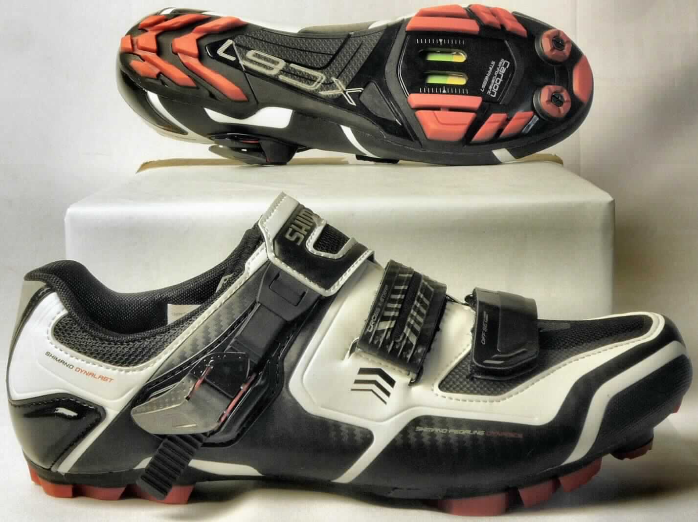 Radsportschuhe (lt. Antrag: "Handelsbezeichnung: MTB"; Foto siehe Anlage)
- mit Laufsohlen aus (lt. Antrag) Kunststoff (mit eingearbeiteter Carbonfasereinlage),
- mit Oberteil aus Kunststoff (Spinnstoff mit einer mit dem bloßen Auge wahrnehmbaren Außenschicht aus 
  Kunststoff; den größten Teil der Außenfläche bildend) und Spinnstoff,
- auf das Oberteil sind großflächig Stücke aus Kunststoff als Verstärkungsteile aufgesetzt,
- mit Klett- und Ratschenverschluss,
- mit integrierter Pedalbefestigungsvorrichtung

"Sportschuhe mit Laufsohlen und Oberteil aus Kunststoff, andere als in der Position 6401 
und in den Unterpositionen 6402 1210 und 6402 1290 genannt"