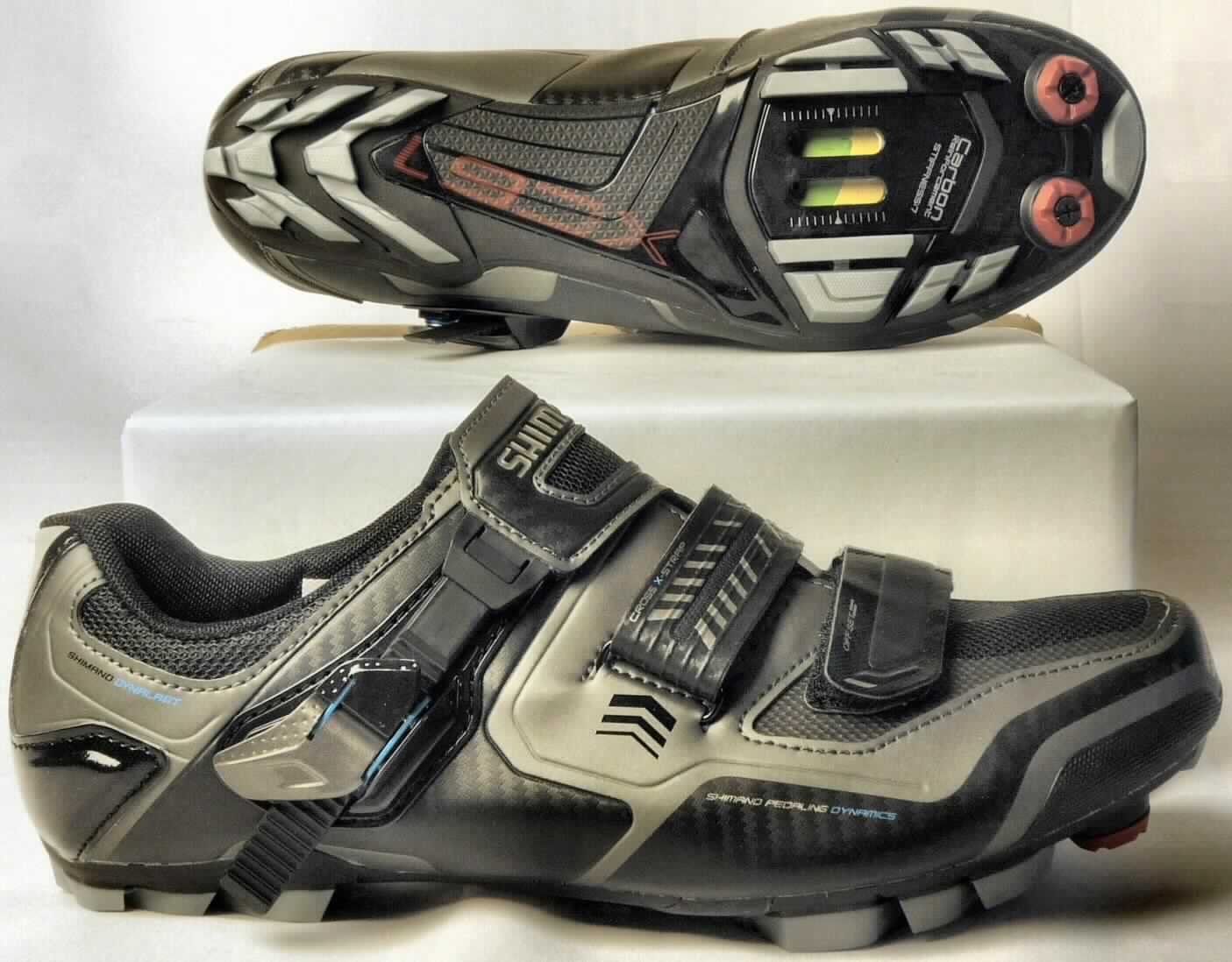 Radsportschuhe (lt. Antrag: "Handelsbezeichnung: MTB"; Foto siehe Anlage)
- mit Laufsohlen aus (lt. Antrag) Kunststoff (mit eingearbeiteter Carbonfasereinlage),
- mit Oberteil aus Kunststoff (Spinnstoff mit einer mit dem bloßen Auge wahrnehmbaren Außenschicht aus 
  Kunststoff; den größten Teil der Außenfläche bildend) und Spinnstoff,
- auf das Oberteil sind großflächig Stücke aus Kunststoff als Verstärkungsteile aufgesetzt,
- mit Klett- und Ratschenverschluss,
- mit integrierter Pedalbefestigungsvorrichtung

"Sportschuhe mit Laufsohlen und Oberteil aus Kunststoff, andere als in der Position 6401 
und in den Unterpositionen 6402 1210 und 6402 1290 genannt"