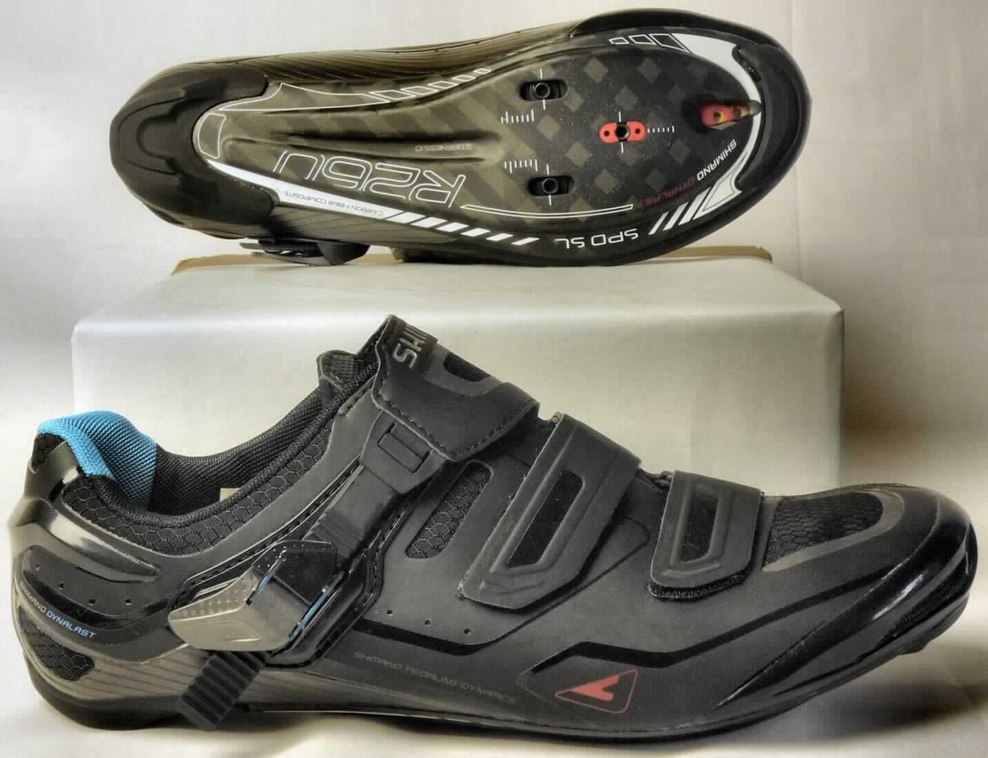 Radsportschuhe (lt. Antrag: "Handelsbezeichnung: Road"; Foto siehe Anlage)
- mit Laufsohlen aus (lt. Antrag) Kunststoff (mit eingearbeiteter Carbonfasereinlage),
- mit Oberteil aus Kunststoff (Spinnstoff mit einer mit dem bloßen Auge wahrnehmbaren Außenschicht aus 
  Kunststoff; den größten Teil der Außenfläche bildend) und Spinnstoff,
- auf das Oberteil sind Stücke aus Kunststoff als Verstärkungsteile aufgesetzt,
- mit Klett- und Ratschenverschluss,
- mit integrierter Pedalbefestigungsvorrichtung

"Sportschuhe mit Laufsohlen und Oberteil aus Kunststoff, andere als in der Position 6401 
und in den Unterpositionen 6402 1210 und 6402 1290 genannt"