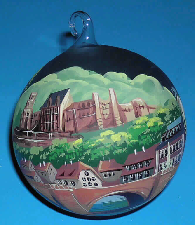 Ziergegenstand aus lampengeblasenem (gesponnenem) Glas, sog. Glaskugel "Heidelberg"
Art. 770-009, Foto siehe Anlage, 
- Hohlkugel aus lt. Antrag lampengeblasenem Glas; mit einer Aufhängevorrichtung, 
- mit einem Durchmesser von ca. 10 cm, 
- mit Motiven (Stadtbild "Heidelberg") bemalt, 
- zu Dekorationszwecken bestimmt, 
- kein Weihnachtsfestartikel der Position 9505, weil ein Bezug zur Advents- bzw. 
  Weihnachtszeit fehlt.

"Ziergegenstand aus lampengeblasenem (gesponnenem) Glas"