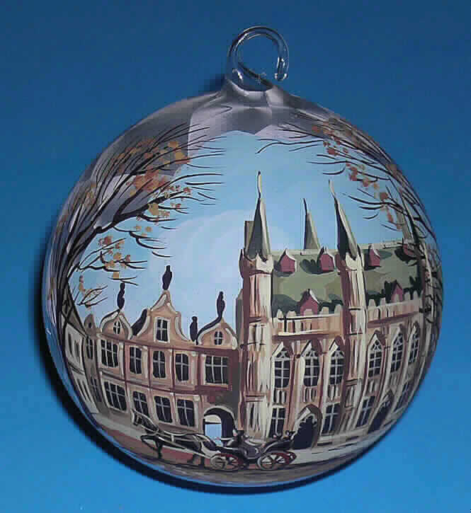 Ziergegenstand aus lampengeblasenem (gesponnenem) Glas, sog. Glaskugel "Brügge"
Art. 770-012, Foto siehe Anlage, 
- Hohlkugel aus lt. Antrag lampengeblasenem Glas; mit einer Aufhängevorrichtung, 
- mit einem Durchmesser von ca. 10 cm, 
- mit Motiven (Stadtbild "Brügge") bemalt, 
- zu Dekorationszwecken bestimmt, 
- kein Weihnachtsfestartikel der Position 9505, weil ein Bezug zur Advents- bzw. 
  Weihnachtszeit fehlt.

"Ziergegenstand aus lampengeblasenem (gesponnenem) Glas"