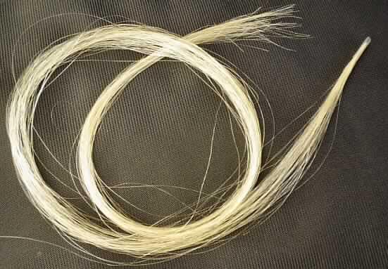 Menschenhaare, sog. Haarsträhne, Abbildung siehe Anlage, 
- gewaschen und entfettet, 
- zu einer Haarsträhne gebündelt (lt. Antragsangaben mit Schmelzkleber und Schrumpf- 
  schlauch versehen, 
- mit einer Länge von max. ca. 50 cm,
- in natürlicher Richtung gleichgerichtet (Kopf an Kopf und Wurzel an Wurzel).

"Menschenhaare, gleichgerichtet"