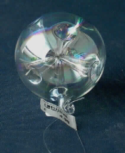 Ziergegenstand aus lampengeblasenem (gesponnenem) Glas, sog. Glaskugel
mit Aufhängung, Art. 790-186, Foto siehe Anlage,
- in Form einer klarsichtigen, hohlen Kugel aus lt. Antrag lampengeblasenem Glas;
   mit irisierendem Schimmer,
- im Inneren mit sternförmig angeordneten, trompetenförmigen Motiven, die sich auf der Außenseite
  muldenförmig fortsetzten,
- mit einer Öse aus Glas und einem Spinnstofffaden zum Aufhängen versehen, 
- mit einem Durchmesser von ca. 6 cm,
- kein Weihnachtsfestartikel der Position 9505, weil ein Bezug zur Advents- bzw. Weihnachtszeit
  fehlt. 

"Ziergegenstand aus lampengeblasenem (gesponnenem) Glas"