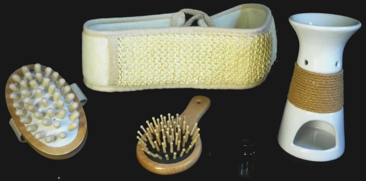 Mehrteilige Zusammenstellung, bestehend aus einem keramischen Ziergegenstand (sog. Keramik-Duftlampe), einem zubereiteten Riechmittel (sog. Duftöl), vier Kerzen (sog. Teelichter), Wäsche zur Körperpflege (sog. Massagegürtel), einem Massagegerät (sog. Massagebürste) und einer Haarbürste, sog. Wellness-Set, Foto siehe Anlage,
- die Waren dienen weder der Befriedigung eines speziellen Bedarfs noch der Ausübung einer bestimmten
  Tätigkeit und stellen somit keine Warenzusammenstellung im Sinne der AV 3 b) dar; somit sind die Waren
  getrennt einzureihen,
- in Aufmachung für den Einzelverkauf, 
- Haarbürste:
- - mit einer runden Fassung und einem Griff aus Holz (Maße: ca. 13,5 x 7 cm, in deren Kopf eine elastische
    Matte mit ca. 1,5 cm langen Holzstiften als Einzugsmaterial eingelassen ist.

"Haarbürste"