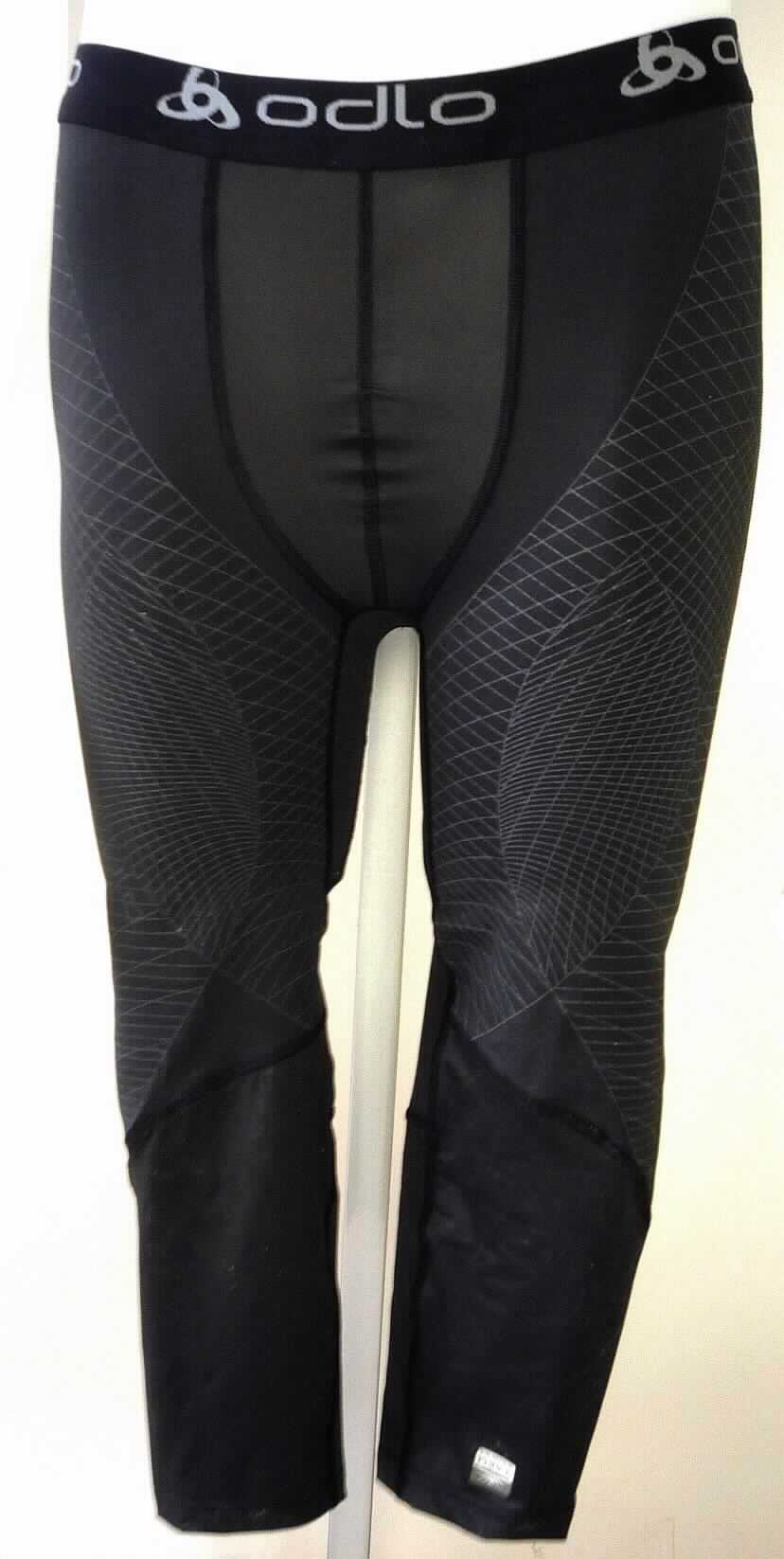 Unterhose, sog. Pants 3/4 MUSCLE FORCE, Artikel 158212, in Erwachsenengröße, Foto siehe Anlage,
- aus verschiedenen, zum Teil bedruckten, bis zu 0,6 mm dicken Gewirken aus laut Antrag 100% Polyester
  (synthetische Chemiefasern),
- in der Taille abschließend; mit einem etwa 3,5 cm breiten, angesetzten, elastischen, buntgewebten
  Taillenbund mit Firmenlogo,
- ohne Eingriff, ohne Öffnung und ohne Verschluss,
- aufgrund des Schnitts eindeutig als Männerkleidung erkennbar,
- mit Hosenbeinen, die über die Knie hinausreichen (Seitenlänge: etwa 78 cm); durch Überwendlichnähte
  zusammengenäht,
- an den Beinabschlüssen gesäumt,
- kennzeichnet sich aufgrund des Schnitts und der Ausstattung (Überwendlichnähte, Art des Taillenbundes)
  als Unterhose.

"Unterhose, aus Gewirken, für Männer, aus Chemiefasern"