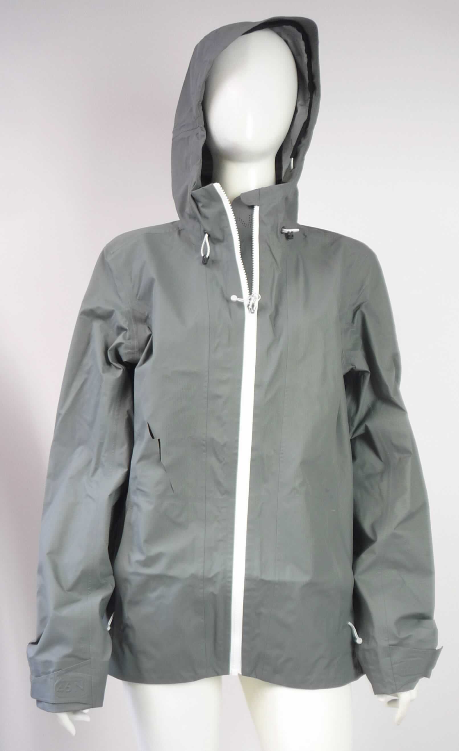 Blouson, sog. 3-Lagen-Jacke, Größe M, Foto siehe Anlage,
- aus ca. 0,3 mm dicken, dreilagigen Flächenerzeugnissen der Position 5903 mit einer Außenlage aus einfarbigen
  Geweben aus laut Antrag 100 % Nylon (synthetische Chemiefasern), einer mittleren Lage aus einer Kunststofffolie
  und einer Innenlage aus bedruckten Gewirken aus laut Antrag 100 % Polyester (synthetische Chemiefasern),
- über den Schritt reichend (Rückenlänge: ca. 73 cm),
- mit einer angesetzten Kapuze mit Tunnelzug,
- vorn mit einer durchgehenden Öffnung mit Reißverschluss; am Kragenrand mit einer kurzen Überlappung von
  links auf rechts (Männerkleidung),
- mit langen Ärmeln, die über den unteren Rand des Kleidungsstücks hinausreichen; an den Ärmelenden mit
  einem Klettverschlussriegel zu verengen,
- vorn mit zwei eingesetzten Taschen mit Reißverschluss unterhalb der Taille,
- am unteren Rand mit einem Tunnelzug zu verengen,
- erfüllt die Merkmale zur Einreihung als Blouson, somit keine Jacke,
- die Gewebe der Außenlage verleihen der Ware insbesondere im Hinblick auf das äußere Erscheinungsbild
  ihren wesentlichen Charakter.

"Kleidung (Blouson), aus Erzeugnissen der Position 5903, aus Geweben, für Männer"