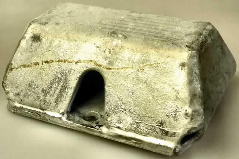 Es handelt sich um aus Stahl gefertigte, barrenförmige, hohle Rammecken. Die Erzeugnisse weisen eine Höhe von ca. 6 cm, eine maximale Breite von ca. 15,5 cm und eine maximale Tiefe von ca. 12 cm auf. Die Waren sind auf zwei Seiten mit mittig angeordneten, halbrunden Aussparungen und auf der Unterseite mit zwei kreisrunden Lochungen versehen. Die Rammecken dienen als Rammschutz an Karosserien von LKW. 
-Antragstellerangaben-

Abbildung siehe Anlage. 

Derartige Erzeugnisse gehören als "andere Beschläge aus unedlen Metallen, für Karosserien (Kraftfahrzeuge)" zur Codenummer 8302 3000 00 0 des Elektronischen Zolltarifs.