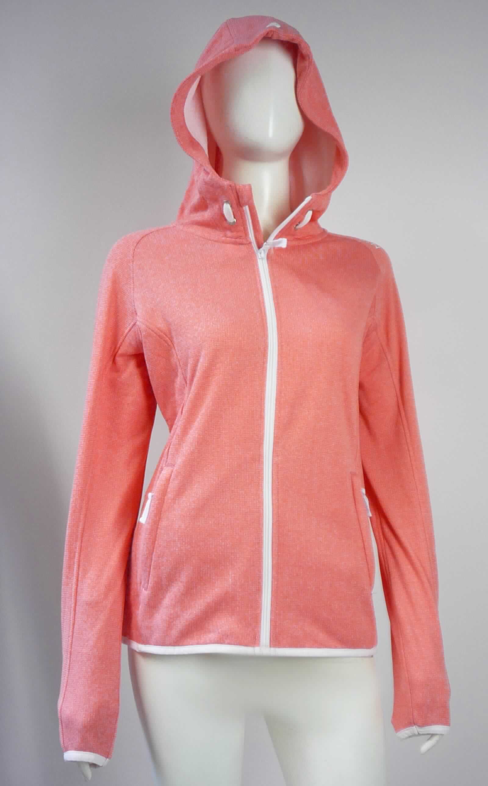 Jacke, sog. Strickjacke, Midlayer, Größe 36, Foto siehe Anlage,
- aus ca. 1,8 mm dicken, buntgewirkten, einseitig (Innenseite) gerauten Gewirken (melierte Garne) aus laut Antrag
  100 % Polyester (synthetische Chemiefasern),
- über die Taille reichend (Rückenlänge: ca. 62 cm), 
- in Bahnen gearbeitet,
- mit einer Kapuze mit Tunnelzug,
- vorn mit einer durchgehenden Öffnung mit einem bis an den Kapuzenrand reichenden Reißverschluss,
  am Kapuzenrand mit einer kurzen Überlappung von rechts über links (Frauenkleidung),
- vorn mit zwei eingesetzten Taschen mit Reißverschluss unterhalb der Taille,
- mit langen Ärmeln, an den Abschlüssen mit einer Randeinfassung aus Geweben aus Spinnstoffen,
- am unteren, nicht verengenden Rand mit einer Randeinfassung aus Geweben aus Spinnstoffen,
- stellt sich aufgrund des Schnitts als Jacke dar, somit keine Strickjacke.

"Jacke, aus Gewirken, für Frauen, aus synthetischen Chemiefasern"