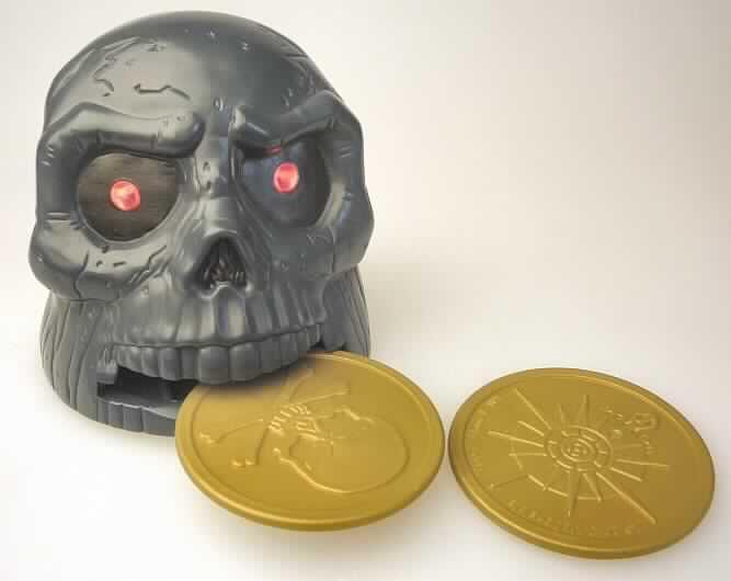Bei dem "Skull Rocks Defender" aus der McDonald`s Aktion "Pirates & Horses" handelt es sich um ein mehrteiliges Spielzeug aus Kunststoff bestehend aus einem totenkopfähnlichen Abschussgerät und münzenähnlicher Munition. Der ca. 6,5 cm hohe, batteriebetriebene, dunkelblaue Totenkopf besitzt in die Augen eingearbeitete LED, einen breiten Schlitz im Gebiss und einen Druckknopf auf dem Hinterkopf. Die beiden identischen, im Durchmesser ca. 4 cm großen Münzennachbildungen können nacheinander in den Schlitz des Totenkopfes eingeschoben und per Kopfdruck verschossen werden. Dabei leuchten die Augen des Kopfes auf. 
Die Ware ist in einem Polybeutel für den Einzelverkauf aufgemacht und dient der spielerischen Unterhaltung von Kindern.

Sie ist als "anderes als zuvor von der Position 9503 erfasstes Spielzeug, aus Kunststoff" einzureihen.