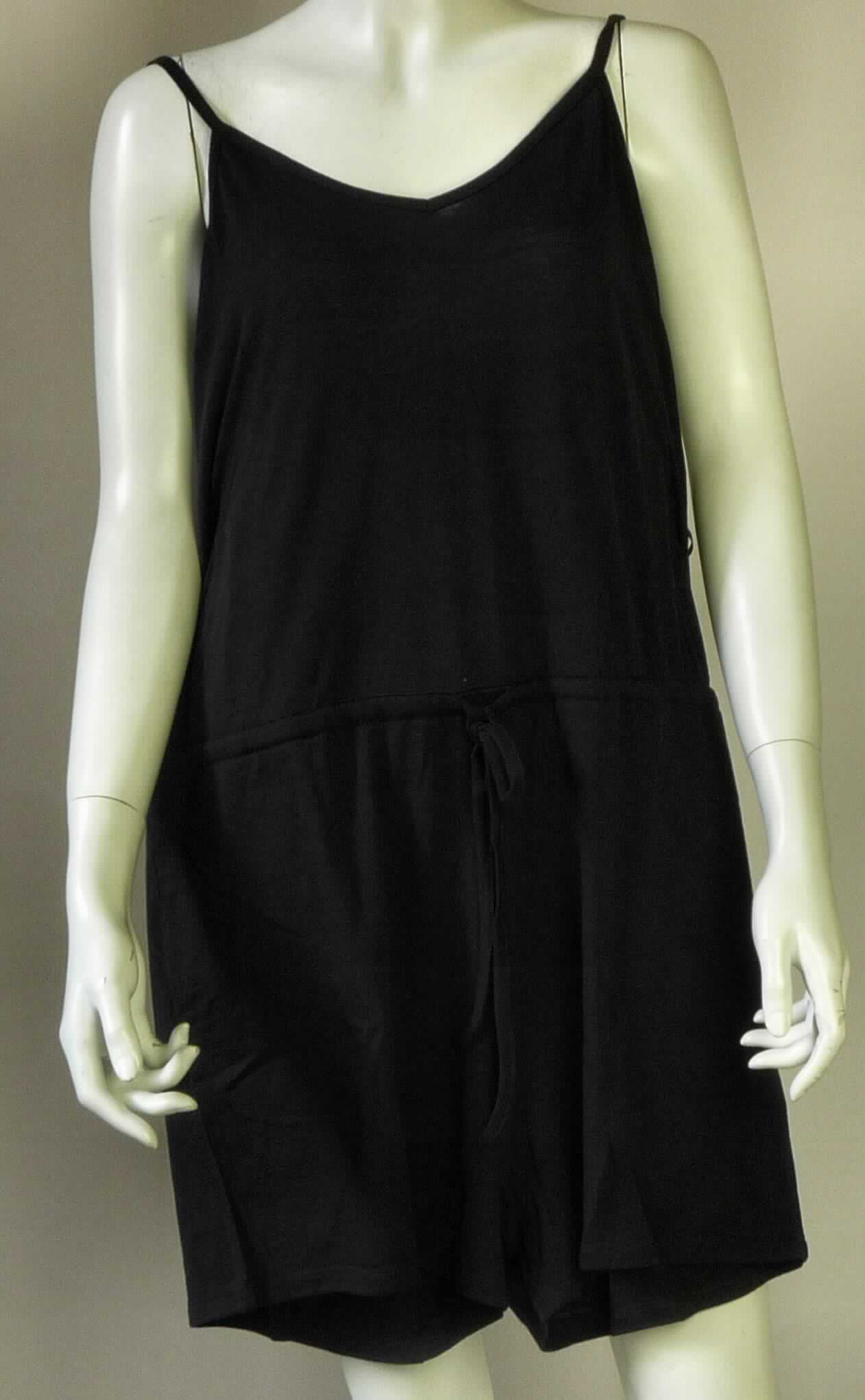 Overall, sog. Jumpsuit W04036 Marlo, Größe S, Foto siehe Anlage,
- aus ca. 0,6 mm dicken, einfarbigen Gewirken aus laut Antrag 100 % Merinowolle,
- den Rumpf und Teile der Beine bedeckend,
- mit schmalen, längenverstellbaren Schulterträgern,
- in Taillenhöhe mit einem eingezogenen Bindeband,
- im unteren Teil in der Art einer kurzen Hose gearbeitet, nicht die Knie bedeckend,
- an den Beinabschlüssen durch Umschlagen und Festnähen gesäumt.

"Andere Kleidung (Overall) aus Gewirken, aus Wolle"