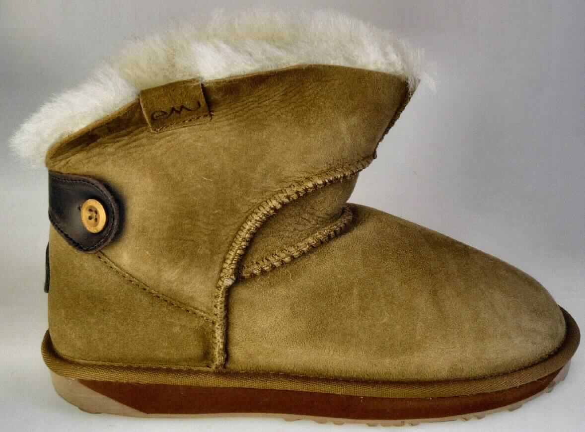 Stiefel (lt. Antrag: "Frauenschuh aus Wildleder; W10835 Alba Mini mini", Foto siehe Anlage) 
- mit Laufsohlen aus Kautschuk,
- mit Oberteil aus Pelzfell,
- auf das Oberteil ist im Fersenbereich ein Stück aus Leder als Verstärkungsteil aufgesetzt,
- mit einem abknöpfbaren Zuschnitt aus Leder verziert

"Schuhe mit Laufsohlen aus Kautschuk und Oberteil aus Pelzfell"