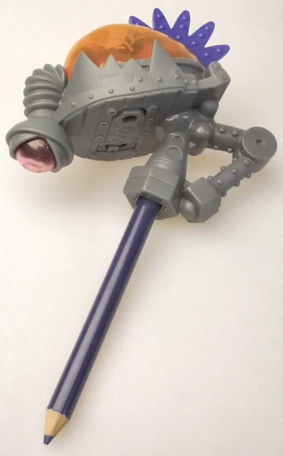 Bei dem "Light Brainbot" aus der McDonald`s Aktion "Megamind 2010" handelt es sich um eine Kombination, die den wesentlichen Charakter von Spielzeug besitzt und aus einem Spielzeug und einer anderen Ware besteht, die zusammensteckbar, im maßgebenden Zeitpunkt jedoch noch nicht zusammengesetzt sind. Sie besteht aus folgenden beiden Komponenten:
- einem ca. 9 cm langen Farbstift (Buntstift) mit festem Holzmantel und
- einem ca. 6,5 cm hohen, batteriebetriebenen Spielzeug aus Kunststoff.
Das Spielzeug soll ein Gehirn (durchscheinender farbiger Kunststoff) darstellen. Es ist mit einer Aufnahmevorrichtung für den Bleistift und mit einem schlauchartigen Hals versehen, in dessen Ende sich ein Lämpchen befindet, so dass beim Schreiben ein rotes Muster auf die Schreibfläche fällt.
Die Ware ist in einem Polybeutel für den Einzelverkauf aufgemacht und dient der spielerischen Unterhaltung von Kindern.

Sie ist als "anderes als zuvor von der Position 9503 erfasstes Spielzeug, aus Kunststoff" einzureihen.