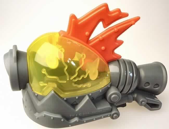 Bei dem "Light Effects Brainbot" aus der McDonald`s Aktion "Megamind 2010" handelt es sich um ein batteriebetriebenes, ca. 7 cm hohes und 10 cm langes Spielzeug aus Kunststoff, das ein Gehirn (durchscheinender farbiger Kunststoff) darstellen soll. Es ist mit einem Knopf und einem Lämpchen ausgestattet. Auf Knopfdruck wird ein zitternder Lichtschein z.B. auf der Tischplatte erzeugt.
Die Ware ist in einem Polybeutel für den Einzelverkauf aufgemacht und dient der spielerischen Unterhaltung von Kindern.

Sie ist als "anderes als zuvor von der Position 9503 erfasstes Spielzeug, aus Kunststoff" einzureihen.
