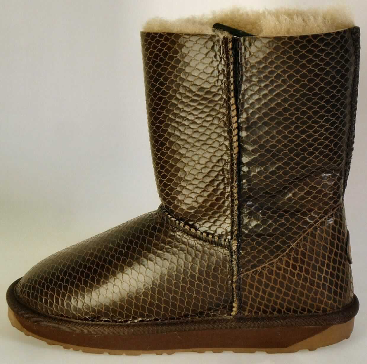 Stiefel (lt. Antrag: "Damenstiefel W10780 Oatley", Foto siehe Anlage) 
- mit Laufsohlen aus Kautschuk,
- mit Oberteil aus Pelzfell,
- auf das Oberteil ist im Fersenbereich ein Stück aus Leder als Verstärkungsteil aufgesetzt

"Schuhe mit Laufsohlen aus Kautschuk und Oberteil aus Pelzfell"