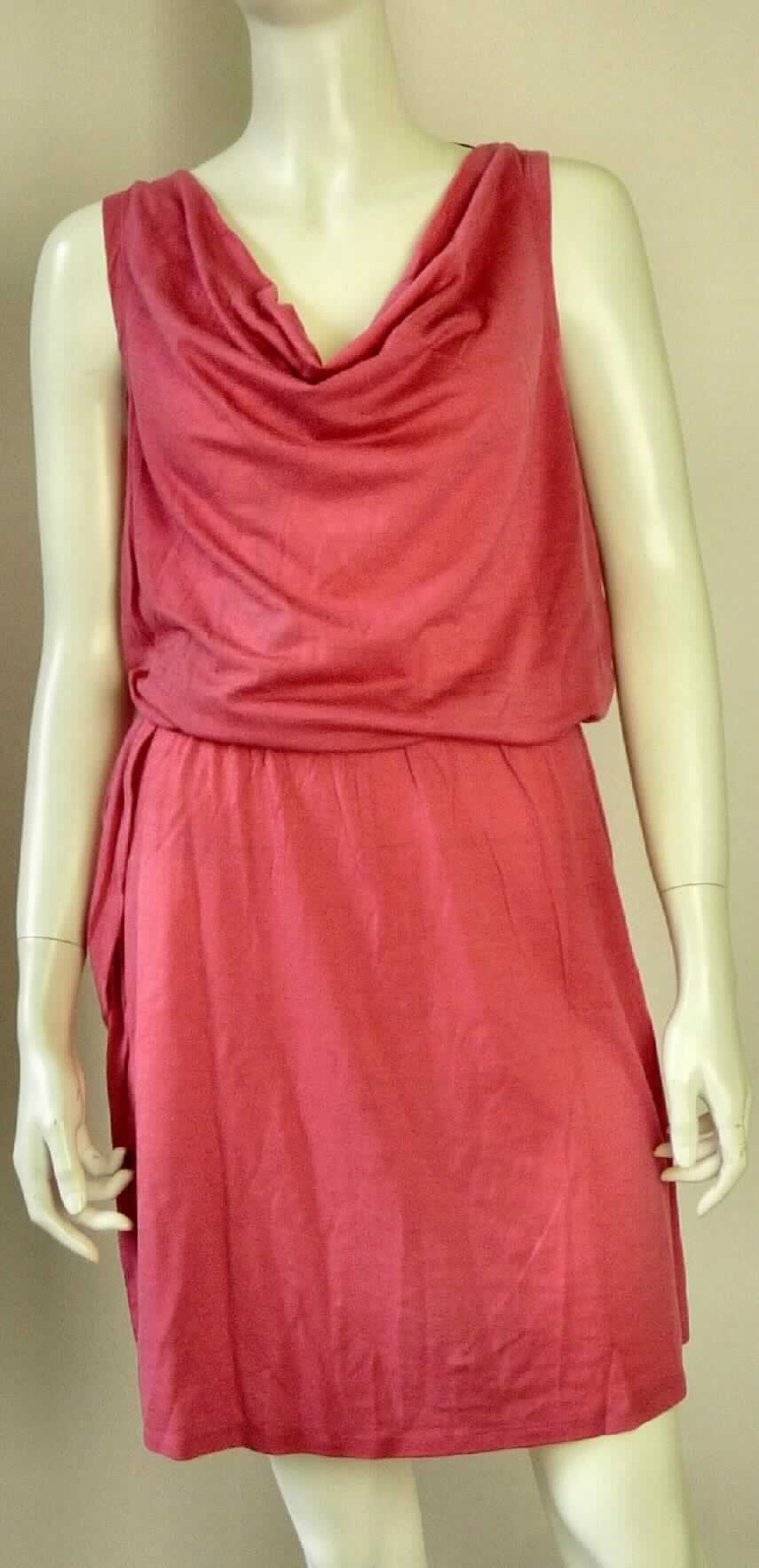 Kleid, sog. W04021 Kurrajong Dress, Größe S, Foto siehe Anlage,
- aus ca. 0,6 mm dicken, einfarbigen Gewirken aus laut Antrag 100 % Merinowolle,
- über den halben Oberschenkel reichend (Rückenlänge: ca. 94 cm), 
- mit einem leicht halsfernen Ausschnitt ohne Kragen, der vorn so weit gearbeitet ist, dass das Vorderteil
  wasserfallartig fällt,
- ohne Öffnung und ohne Verschluss,
- ärmellos,
- in Taillenhöhe verengt; im Rockteil in der Art eines Wickelkleidungsstücks teilweise überlappend gearbeitet,
- am unteren Rand durch Umschlagen und Festnähen gesäumt,
- kann aufgrund der Länge und des Schnitts ohne ein weiteres, den Unterkörper bedeckendes Kleidungsstück
  (Rock oder Hose) getragen werden.

"Kleid, aus Gewirken, für Frauen, aus Wolle"