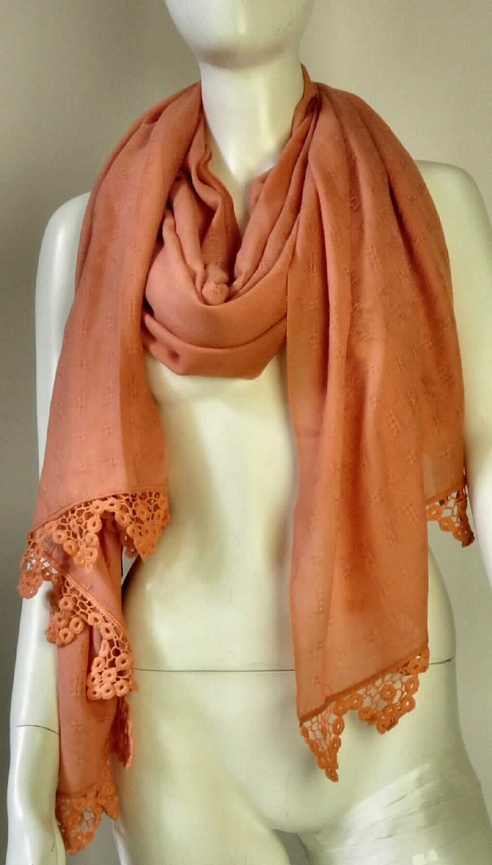 Schal, sog. W04030 Barn Hill Scarf, in Erwachsenengröße, Foto siehe Anlage,
- rechteckig; in den Abmessungen: ca. 210 cm x 86 cm (einschließlich der Borten),
- aus einem ca. 0,5 mm dicken, strukturiert gewebten, einfarbigen Gewebe aus laut Antrag 100 % Merinowolle,
- an den Längsseiten mit echten Webkanten, an den Schmalseiten durch Umschlagen und Festnähen gesäumt
  (u. a. somit konfektioniert), 
- an den Schmalseiten mit Borten verziert, 
- ohne Hinweise auf Handarbeit.

"Schal, aus Geweben, aus Wolle, nicht handgearbeitet"