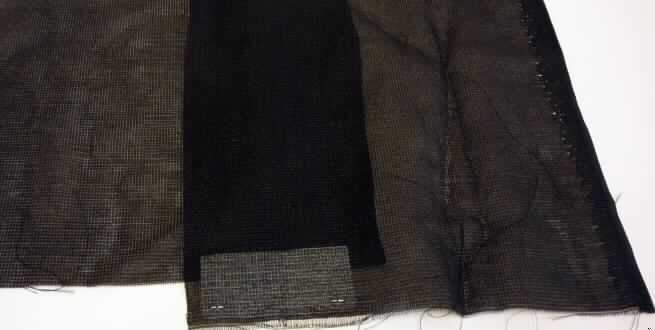 Drehergewebe, sog. Oberstoff, Art. 6209 Saison Sommer 2012, Foto siehe Anlage,
- als Meterware,
- mit einer Breite von lt. Antrag 137 cm,
- aus lt. Antrag 59 GHT Viskose (künstliche Chemiefasern), 25 GHT Polyester 
  (synthetische Chemiefasern), 9 GHT Baumwolle und 7 GHT Metall,

"Drehergewebe, keine Ware der Position 5806, aus künstlichen Chemiefasern"