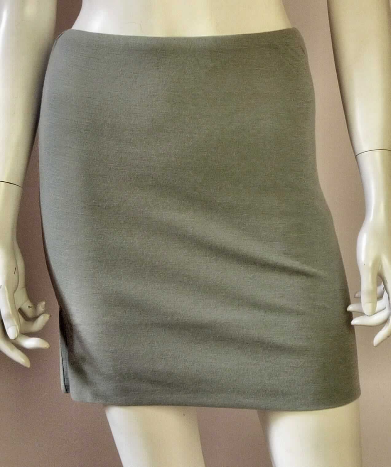 Rock, sog. W04025 Lancelin Skirt, Größe S, Foto siehe Anlage,
- doppellagig gearbeitet; aus ca. 0,7 mm dicken, einfarbigen Gewirken aus laut Antrag 100 % Merinowolle, 
- über den Schritt reichend (Seitenlänge: ca. 42 cm),
- in der Taille abschließend; mit einem elastischen Taillenbund,
- ohne Öffnung und ohne Verschluss,
- mit einem geraden Abschluss am unteren Rand,
- kann aufgrund der Länge ohne ein weiteres den Unterkörper bedeckendes Kleidungsstück getragen werden.

"Rock, aus Gewirken, für Frauen, aus Wolle"
