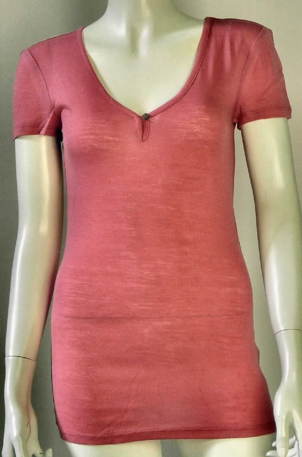 Hemdbluse, sog. Damentshirt W04024 Cape Nautraliste Tee, Größe S, Foto siehe Anlage,
- aus ca. 0,8 mm dicken, einfarbigen Gewirken aus laut Antrag 100 % Merinowolle; mit durchschnittlich mehr als
  10 Maschen je linearen Zentimeter in jeder Richtung,
- über die Taille reichend (Rückenlänge: ca. 68 cm), 
- mit einem V- förmigen Halsausschnitt,
- vorn mit einer kurzen Öffnung mit Knopfverschluss von rechts über links (Frauenkleidung), somit kein 
  Kleidungsstück der Position 6109,
- mit kurzen Ärmeln,
- am unteren Rand durch Umschlagen und Festnähen gesäumt,
- den Hemden für Männer entsprechend zugeschnitten.

"Hemdbluse, aus Gewirken, für Frauen, aus Wolle"