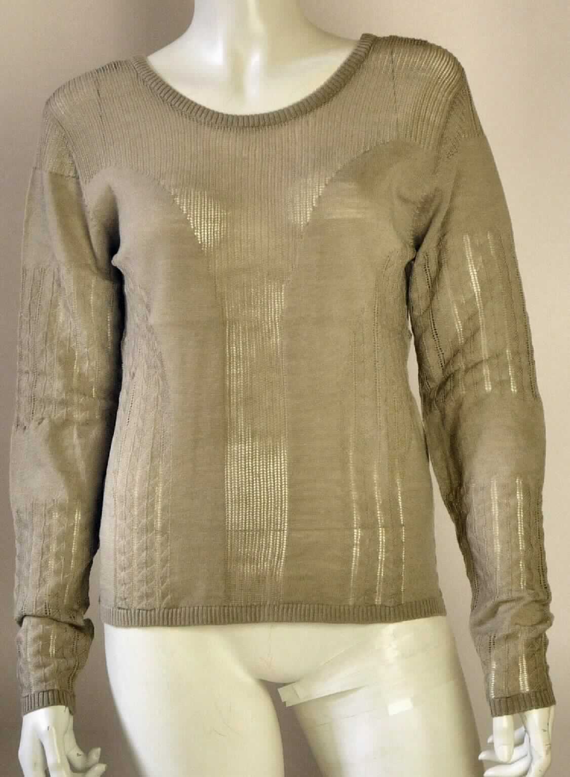 Pulloverähnliches Kleidungsstück, sog. W04009 Lucinda Pullover, Größe S, Foto siehe Anlage,
- aus bis zu 1,3 mm dicken, einfarbigen, unterschiedlich strukturierten, teilweise durchbrochenen Gewirken aus laut 
  Antrag 100 % Merinowolle,
- über die Taille reichend (Rückenlänge: ca. 54 cm), 
- mit einem runden, leicht halsfernen Halsausschnitt, 
- ohne Öffnung und ohne Verschluss, ohne Hinweise auf den Trägerkreis (unisex),
- mit langen Ärmeln, 
- am unteren Rand abgepasst gewirkt.

"Pulloverähnliches Kleidungsstück, aus Gewirken, aus Wolle, für Frauen"