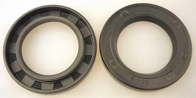 Radialwellendichtring, sog. Simmerring, aus einem Kautschukstützring (Material nach Angaben der Antragstellers: Nitrile Butadiene Rubber) mit nach innen wirkender Dichtlippe und einem eingelassenen Spiralfederring zum radialen Andrücken der Dichtlippe, mit den folgenden Abmessungen: Außendurchmesser ca. 47 mm, Innendurchmesser ca. 30 mm, Stärke ca. 7 mm, zum Abdichten von Kolben.

Das Erzeugnis ist als "Mechanische Dichtung" einzureihen.