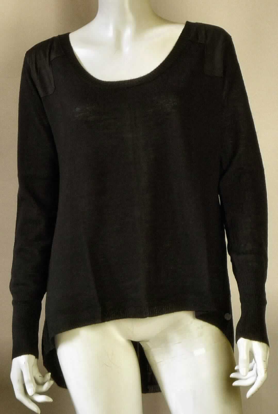 Bluse, sog. W04012 Milang Pullover, Größe S, Foto siehe Anlage,
- aus ca. 0,7 mm dicken (leichten), einfarbigen Gewirken aus laut Antrag 100 % Merinowolle; mit durchschnittlich 
  mehr als 10 Maschen in einer Richtung je linearen Zentimeter,
- über den Schritt reichend (Rückenlänge: ca. 72 cm), vorn ca. 10 cm kürzer gearbeitet,
- mit einem runden, halsfernen Ausschnitt,
- hinten mit einer durchgehenden Öffnung mit Reißverschluss; ohne Hinweise auf den Trägerkreis (unisex),
- auf den Schultern mit Besätzen aus beidseitig geschmirgelten, einfarbigen Gewirken,
- mit langen Ärmeln, 
- mit gerippten Rändern am Halsausschnitt, an den Ärmelenden und am unteren Rand,
- ohne pullovertypische Merkmale, somit kein Pullover der Position 6110.

"Bluse, aus Gewirken, für Frauen, aus Wolle"