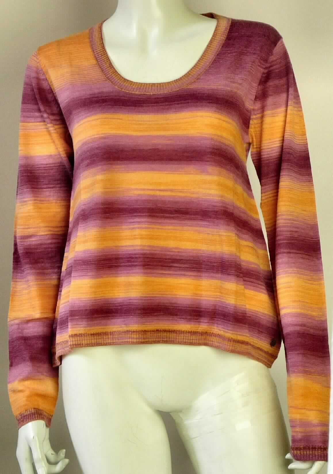 Bluse, sog. W04008 Middle Beach Pullover, Größe S, Foto siehe Anlage,
- aus ca. 0,8 mm dicken, buntgewirkten Gewirken (melierte Garne) aus laut Antrag 100 % Merinowolle; mit 
  durchschnittlich mehr als 10 Maschen in einer Richtung je linearen Zentimeter,
- über die Taille reichend (Rückenlänge: ca. 54 cm),
- mit einem leicht halsfernen, runden Ausschnitt, 
- hinten mit einer kurzen, vom Halsausschnitt ausgehenden Öffnung mit Reißverschluss; ohne Hinweise auf den 
  Trägerkreis (unisex),
- mit langen Ärmeln, 
- mit gerippten Rändern am Halsausschnitt, an den Ärmelenden und am unteren Rand,
- ohne pullovertypische Merkmale, somit kein Pullover der Position 6110.

"Bluse, aus Gewirken, für Frauen, aus Wolle"