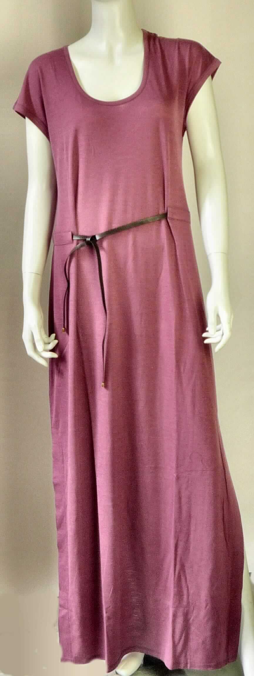 Kleid und Gürtel, sog. W04020 Tulki Maxi Dress, Größe S, Foto siehe Anlage,
- gemeinsam für den Einzelverkauf aufgemacht und zur Befriedigung eines speziellen Bedarfs zusammengestellt,
- Kleid: 
-- aus ca. 0,6 mm dicken, einfarbigen Gewirken aus laut Antrag 100 % Merinowolle,
-- über das Knie reichend (Rückenlänge: ca. 146 cm), 
-- mit einem leicht halsfernen, runden Ausschnitt,
-- ohne Öffnung und ohne Verschluss,
-- mit sehr kurzen Ärmeln (sog. überschnittene Schulter),
-- in Taillenhöhe mit einem "Gürteltunnel", 
-- am unteren Rand durch Umschlagen und Festnähen gesäumt und mit ca. 61 cm hoch reichenden Seitenschlitzen
   ausgestattet,
-- kann aufgrund der Länge und des Schnitts ohne ein weiteres, den Unterkörper bedeckendes Kleidungsstück
   getragen werden,
- Gürtel:
-- mit einer Länge von ca. 150 cm,
-- aus zwei ca. 1 cm breiten, miteinander verklebten Streifen mit Innenlagen aus undichten Geweben und 
   Außenlagen aus Zellkunststoff,
-- an beiden Enden mit augenscheinlich unedlem Metall eingefasst,
- insbesondere im Hinblick auf den Umfang bestimmt das Kleid den Charakter der Warenzusammenstellung.

"Kleid, aus Gewirken, für Frauen, aus Wolle"