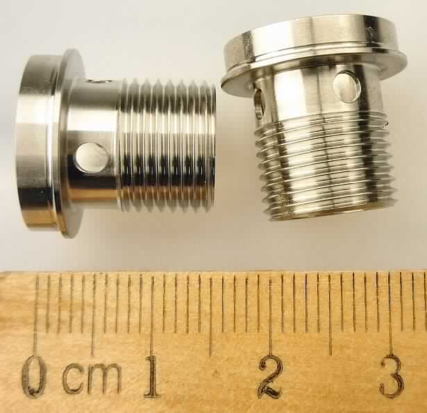 Gehäuseteil, 
- aus einem spezifisch geformten, zylinderähnlichen Hohlerzeugnis aus nichtrostendem Stahl 
  (Gesamtlänge 15,5 mm), an einem Ende über eine Länge von 8 mm mit einem metrischen 
  Außengewinde (M12) sowie nachfolgend mit vier Öffnungen für den Lichtaustritt einer 
  LED-Funktions- bzw. LED-Schaltzustandsanzeige und am anderen Ende mit einem 
  Einpressflansch versehen (Abbildung siehe Anlage),
- zum Einbau als Gehäuseteil gleichermaßen in Sender als auch in Empfänger von 
  Einweglichtschranken sowie in Reflexlichtschranken bestimmt.

"Nichtelektrischer Teil von Maschinen, Apparaten und Geräten, in Kapitel 84 anderweit weder genannt noch inbegriffen, keine Ware der Unterposition 8487 1010 bis 8487 9055, nicht für bestimmte Luftfahrzeuge - Gehäuseteil"