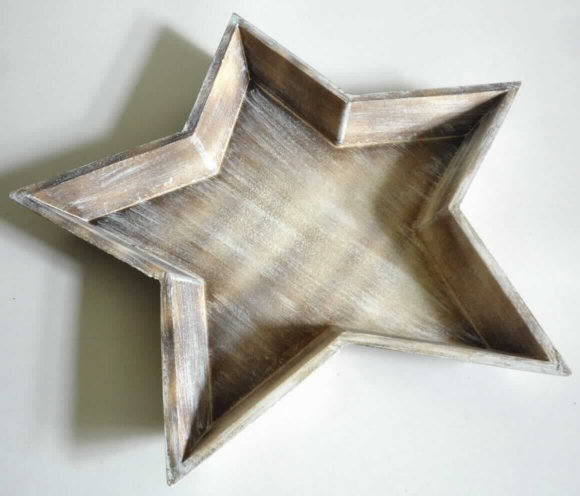 Stern-Teller
- Innenausstattungsgegenstand in Form einer sternförmigen Schale aus Holzfaserplatten 
  (MDF, lt. Antragsteller), mit leicht weißlicher Lackierung in Holzstruktur (Maserung), 
  Durchmesser ca. 41 cm,
- zur Aufnahme von Dekorationsmaterial,
- zur Ausstattung von Innenräumen.
(Abbildung siehe Anlage)

"Innenausstattungsgegenstand aus Holz, kein Holz mit Einlegearbeit, nicht aus tropischem Holz 
 im Sinne der Zusätzlichen Anmerkung 2 zu Kapitel 44; sog. Stern-Teller"