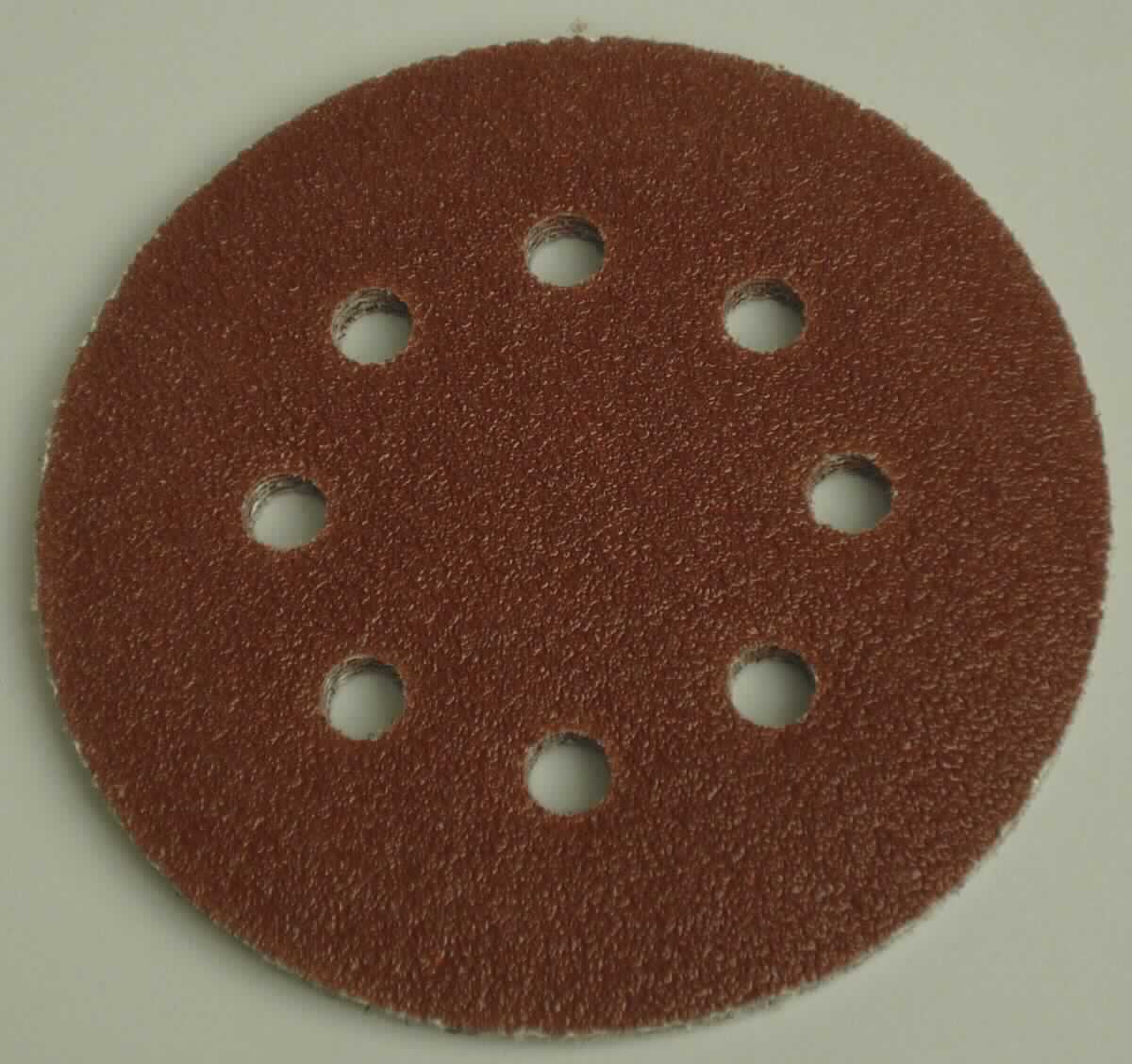Angaben:
Schleifpapier: schnell und praktisch durch Klett befestigen, rundes Trockenschleifpapier, Maße der Schleifscheiben: Durchmesser ca. 125 mm, Körnung des Schleifpapiers: K 60, Inhalt: 5 Stück Schleifpapier rund, Haftung des Schleifpapiers: durch Klett, Verwendungszweck: für Holz, Metall, Kunststoff und Putze geeignet, Einsatzgebiet: für Exzenterschleifer, geeignet für Trockenschleifarbeiten, ideal zum Ab- und Anschleifen von Lacken und verwitterten Anstrichen.

Warenbeschaffenheit:
Fünf runde Schleifpapierscheiben mit rötlich-brauner, rauer Oberfläche, Papiermittellage, cremefarbenem Textilgewebe auf der Rückseite sowie acht kreisförmig angeordneten runden Löcher, in Originalkarton verpackt.

Befund:
natürliche oder künstliche Schleifmittel, in Pulver- oder Körnerform, auf einer Unterlage aus anderen Stoffen
