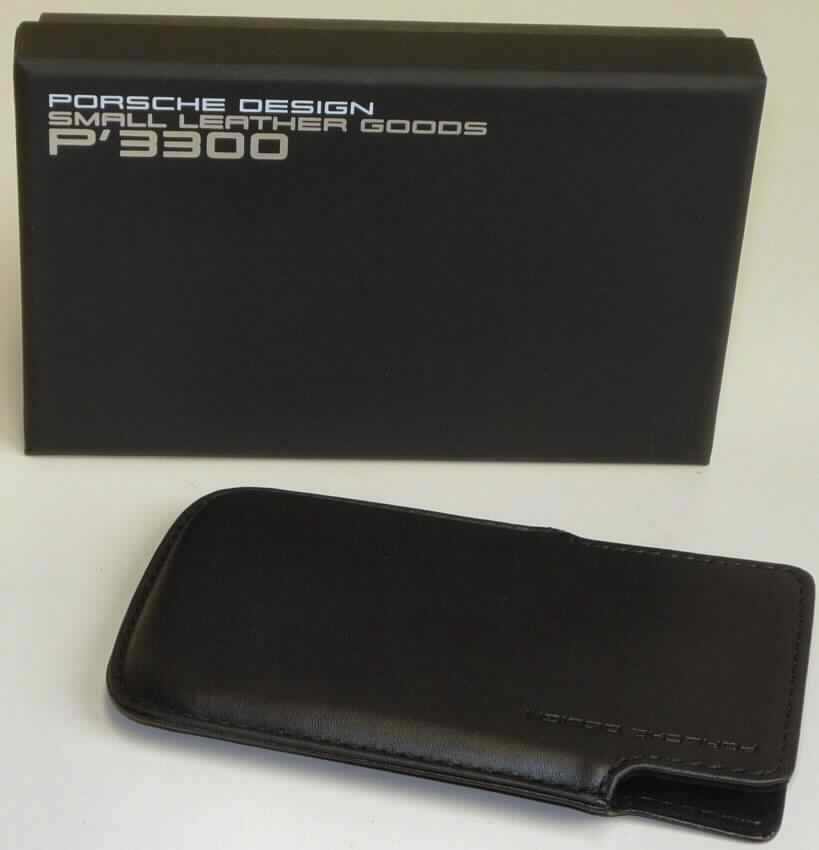 Etuiähnliches Behältnis, Taschen- oder Handtaschenartikel, sog. Case for iPhone 4 Classic Line, 
Art.-Nr. 4090 00 0001, Foto siehe Anlage, 
- mit einer Außenseite aus Leder (laut Antrag), 
- an einer Schmalseite offen, an der Öffnung seitlich abgeschrägt; ohne Verschluss, 
- ohne Inneneinteilung, gefüttert, 
- mit den Abmessungen von ca. 7 (B) x 12,3 (H) x 1,2 (T) cm, 
- ohne Hinweise auf Handarbeit, 
- dient dem Transport und der Aufbewahrung eines Mobiltelefons in der Tasche oder der Handtasche,
- verpackt in einer handelsüblichen Verkaufsumschließung.

"Etuiähnliches Behältnis, Taschen- oder Handtaschenartikel, mit Außenseite aus Leder, nicht handgearbeitet"