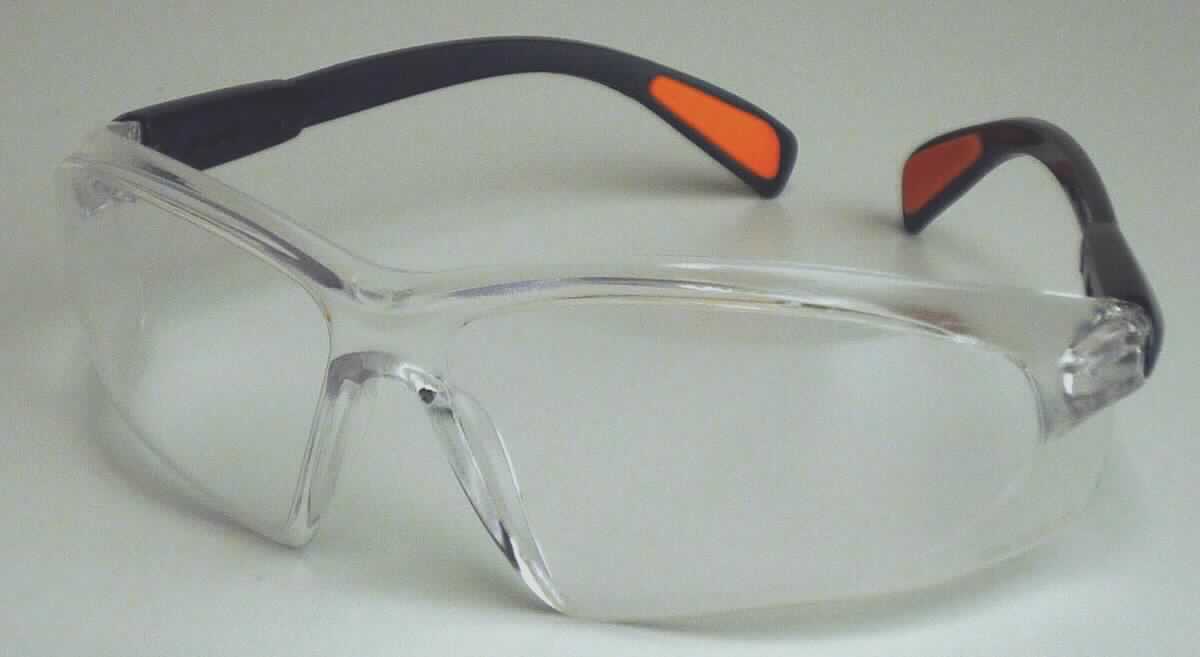 Sog. Schutzbrille, im Wesentlichen bestehend aus einem Kunststoff-Brillenrahmen, der zwei gewölbte Klarsicht-Brillengläser aus Kunststoff mit farblosem UV-Schutzfilter umschließt, die den Augenbereich auch seitlich abdecken -mit zwei schwarzen,  Brillenbügeln, die von 120 bis 130 mm ausziehbar und an den Bügelenden mit orangefarbenen Zierelementen ausgestattet sind, um den Tragekomfort zu erhöhen.

äußere Form: siehe Abbildung in der Anlage

Die Schutzbrille ist in einem Blister verpackt, universell einsetzbar und schützt (lt. Antragstellerangaben) vor Stössen, Spänen oder fliegenden Partikeln.

Die Ware wird als "Schutzbrille mit Brillengläsern aus Kunststoff" eingereiht.