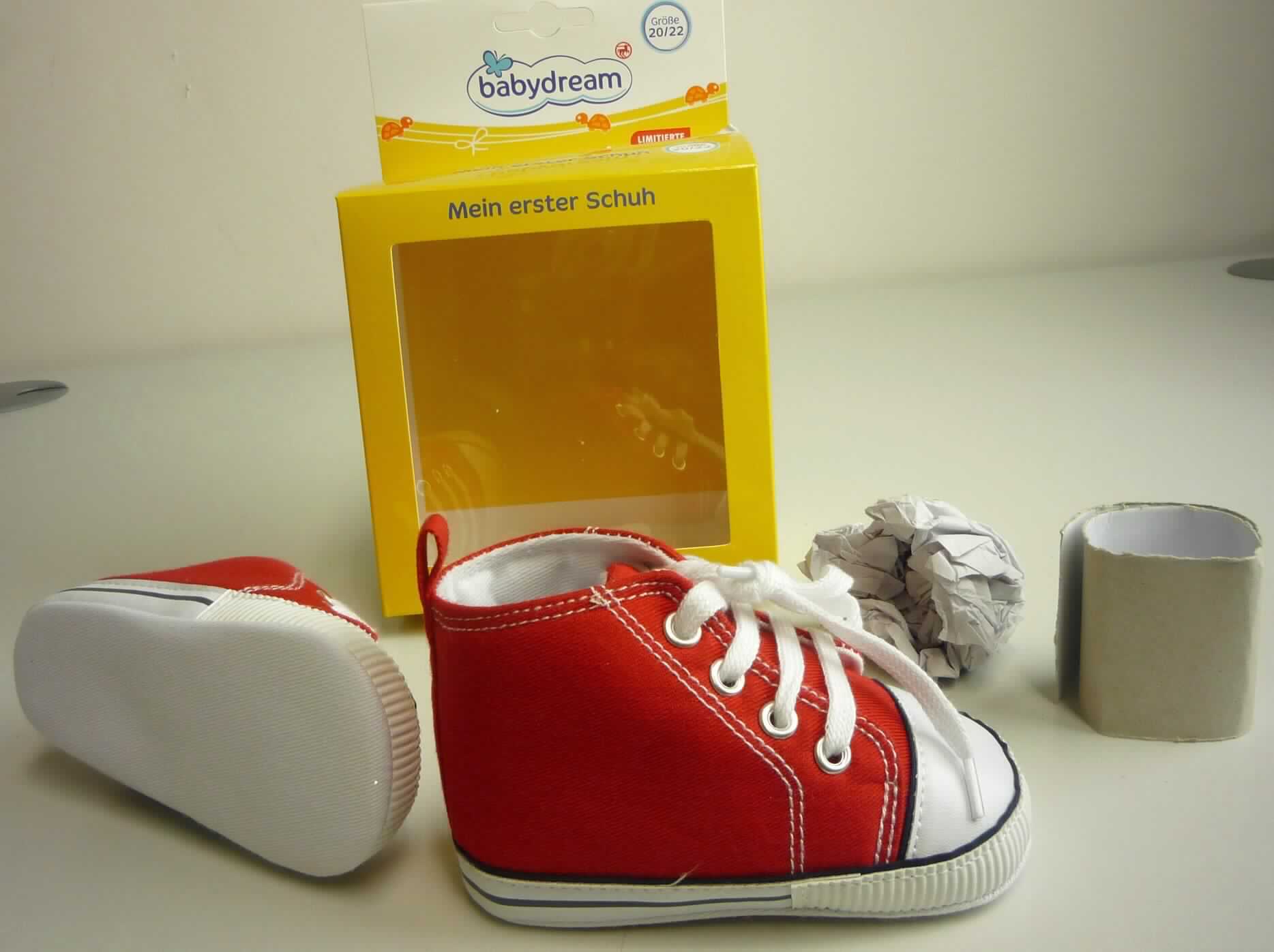 Babyschuhe (lt. Antrag: "Babyschuh (rot), Art.: 4000002 (EAN: 20056152234497)", Foto siehe Anlage)
- mit Laufsohlen aus Spinnstoff,
- mit Oberteil aus Spinnstoff, 
- auf das Oberteil sind Stücke aus Spinnstoff und Kunststoff (Spinnstoff mit einer mit 
  bloßem Auge wahrnehmbaren Außenschicht aus Kunststoff) als Verstärkungsteile aufgesetzt,
- mit Schnürsenkelverschluss,
- kennzeichnen sich aufgrund des äußeren Erscheinungsbildes und der Ausstattung 
  nicht als Schuhe, die ausschließlich im häuslichen Wohnbereich getragen werden

"Schuhe mit Laufsohlen und Oberteil aus Spinnstoffen, andere als in den 
 Unterpositionen 6405 1000 bis 6405 2091 genannt"