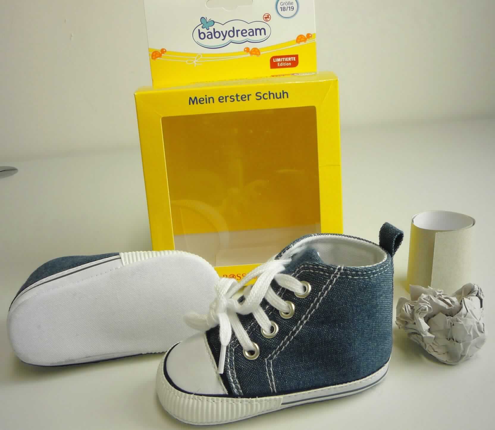 Babyschuhe (lt. Antrag: "Babyschuh (melange, blau), Art.: 4000002 (EAN: 2005615234206)", Foto siehe Anlage)
- mit Laufsohlen aus Spinnstoff,
- mit Oberteil aus Spinnstoff, 
- auf das Oberteil sind Stücke aus Spinnstoff und Kunststoff (Spinnstoff mit einer mit 
  bloßem Auge wahrnehmbaren Außenschicht aus Kunststoff) als Verstärkungsteile aufgesetzt,
- mit Schnürsenkelverschluss,
- kennzeichnen sich aufgrund des äußeren Erscheinungsbildes und der Ausstattung 
  nicht als Schuhe, die ausschließlich im häuslichen Wohnbereich getragen werden

"Schuhe mit Laufsohlen und Oberteil aus Spinnstoffen, andere als in den 
 Unterpositionen 6405 1000 bis 6405 2091 genannt"