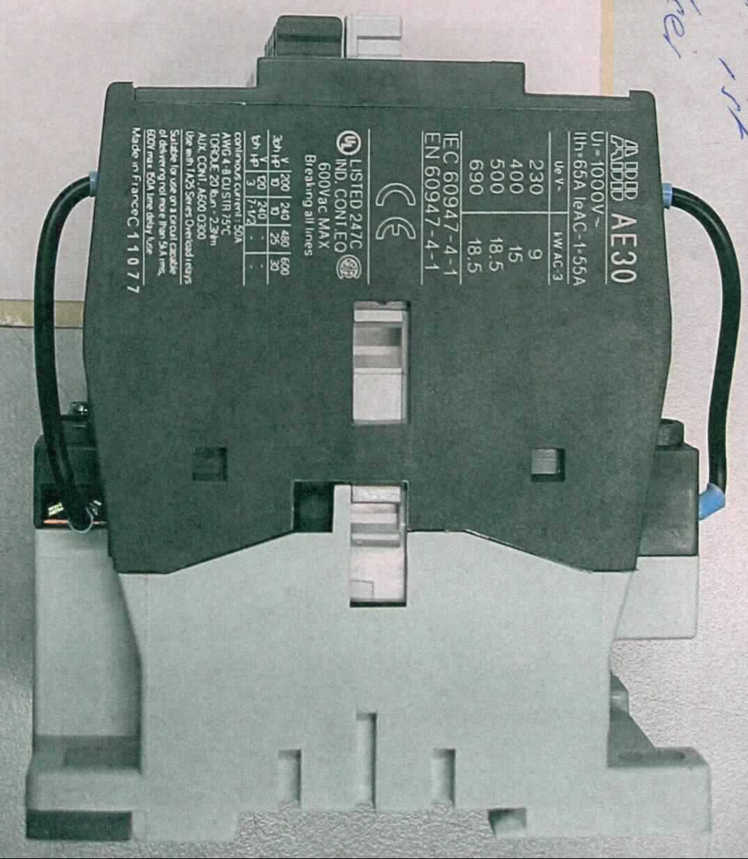 Schütz 3 Phasen (Contactor 3 Ph),
- in einem Kunststoffgehäuse mit mehreren Anschlüssen,
- für eine Spannung von 24 V und eine Stromstärke von 50 A,
- zum elektromagnetischen Schalten (z.B. von Trafos eines Generators, nicht Gegenstand dieser vZTA).

Die Ware wird als "elektrisches Gerät zum Schließen und  Unterbrechen von elektrischen Stromkreisen, Relais, für eine Spannung von 60 V oder weniger, für eine Stromstärke von mehr als 2 A, nicht für bestimmte Luftfahrzeuge, keine Ware des TARIC-Codes 8536 4190 30 0" eingereiht.

Anlage: 1 Abbildung