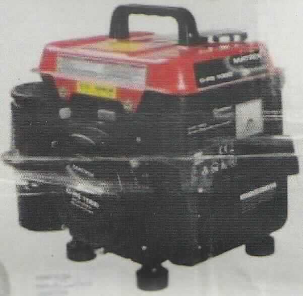Stromerzeugungsaggregat, sog. "Stromgenerator D-PG 1000", 
- aus einem 2-Takt-Benzinmotor (Hubraum: 63 cm³), Seilzuganlasser, Benzintank (Fassungsvermögen: 2,0 l), 
  einem Stromgenerator mit einer 230 VAC- und (optional) einer 12 VDC-Steckdose-Steckdose sowie einem 
  Voltmeter in einem tragbaren Gehäuse, mit einer maximalen Leistung von 900 W;
- zur Erzeugung von elektrischem Strom z. B. für Mirowellengeräte, Fernseher und Computer; 
- mit zur Montage benötigtem Werkzeug;
- als charakterbestimmender Bestandteil in Warenzusammenstellung in Aufmachung für den Einzelverkauf 
  zusammen mit einem DC-Ausgangs-Adapterkabel in einem bedruckten Pappkarton verpackt. 


Die Warenzusammenstellung ist als "Stromerzeugungsaggregat, angetrieben durch Kolbenverbrennungsmotor mit Fremdzündung, mit einer Leistung von 7,5 kVA oder weniger, nicht für zivile Luftfahrzeuge, einzureihen.