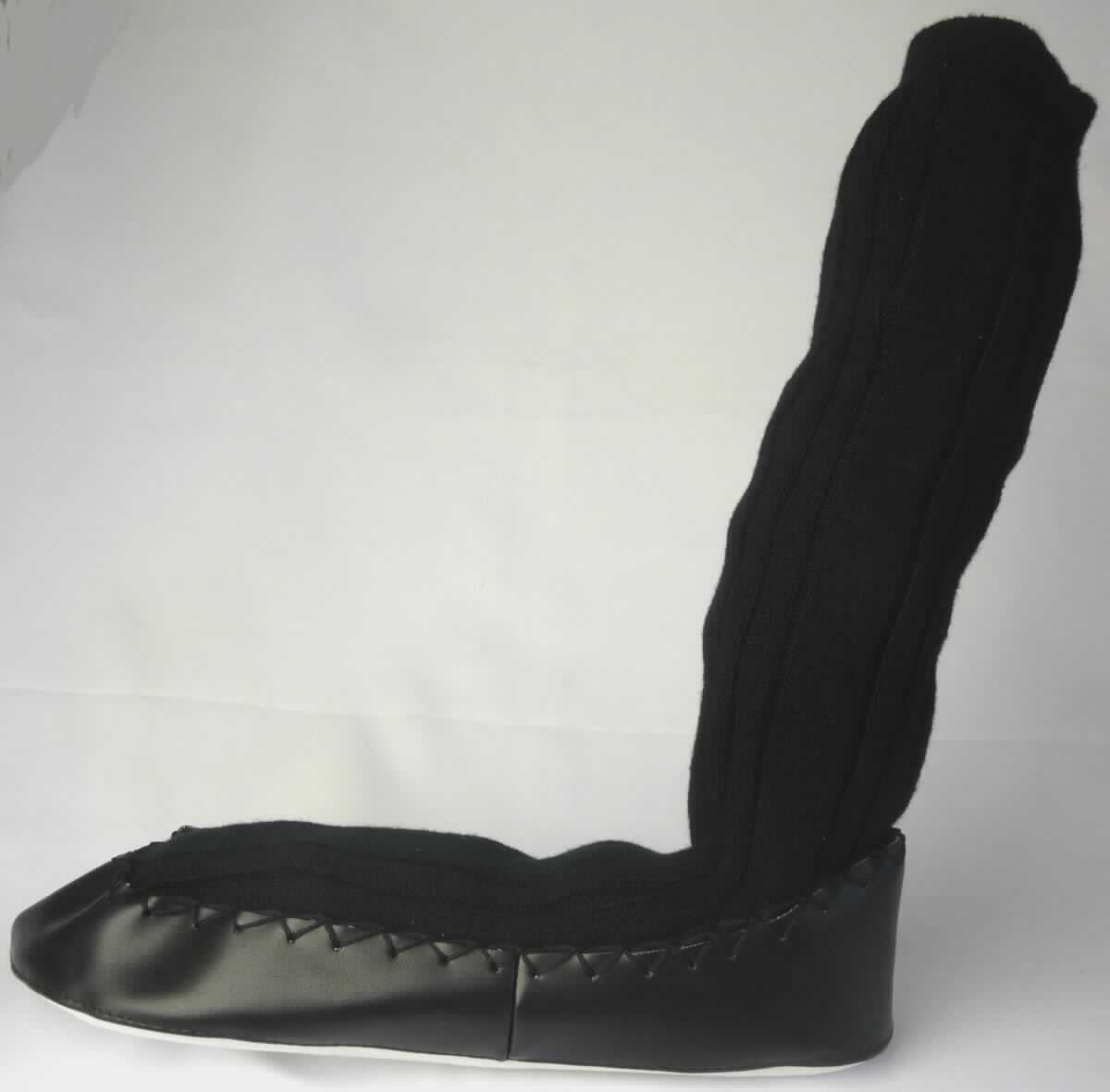 Hausschuhe (lt. Antrag: "Hüttenschuhe", Foto siehe Anlage)
- mit Laufsohlen aus Leder,
- mit einem strumpfähnlichen Oberteil aus Spinnstoffen und einer umlaufenden Randeinfassung 
  aus Kunststoff (Spinnstoff mit einer mit bloßem Auge wahrnehmbaren Außenschicht aus 
  Kunststoff) verstärkt, die durch Nähen Oberteil und Laufsohle miteinander verbindet,
- kennzeichnen sich aufgrund des äußeren Erscheinungsbildes und der Ausstattung als
  Schuhe für den häuslichen Wohnbereich

"Hausschuhe mit Laufsohlen aus Leder und Oberteil aus Spinnstoffen"