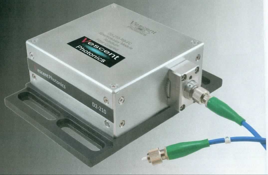 Sog. Spektroskopie-Modul, im Wesentlichen bestehend aus einem Gehäuse (92 x 127 x 43 mm) mit einem Fotodetektor, einer Absorptionszelle (Dampfzelle), einer internen Temperatursteuerung, einem Strahleingang und -ausgang, einem Strahlteiler sowie weiterer optischer Baugruppen (siehe Abbildung in der Anlage). Das Modul wird in Atomuhren, in der Atomphysik, der Gravitationsmessung und weiteren wissenschaftlichen Experimenten verwendet.
Die Ware wird als "Gerät für physikalische oder chemische Untersuchungen, optische Strahlen (UV-Strahlen, sichtbares Licht, Infrarotstrahlen) verwendendes Spektrofotometer" eingereiht.